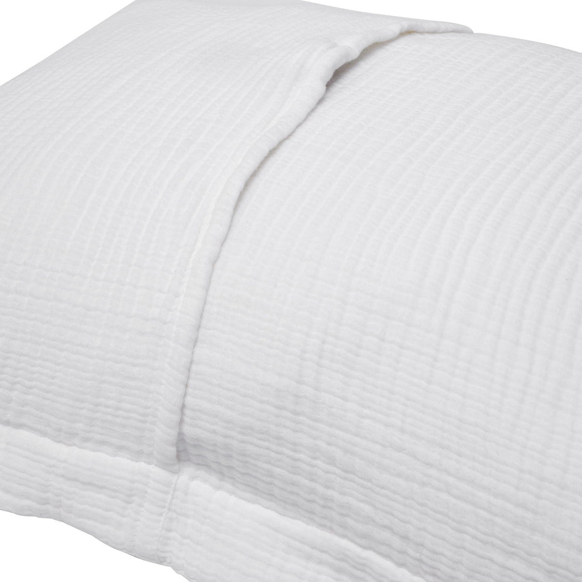 SS-048-2026_2|Detailed close-up of a white organic cotton duvet cover with a soft, crinkled texture, highlighting its subtle folds.