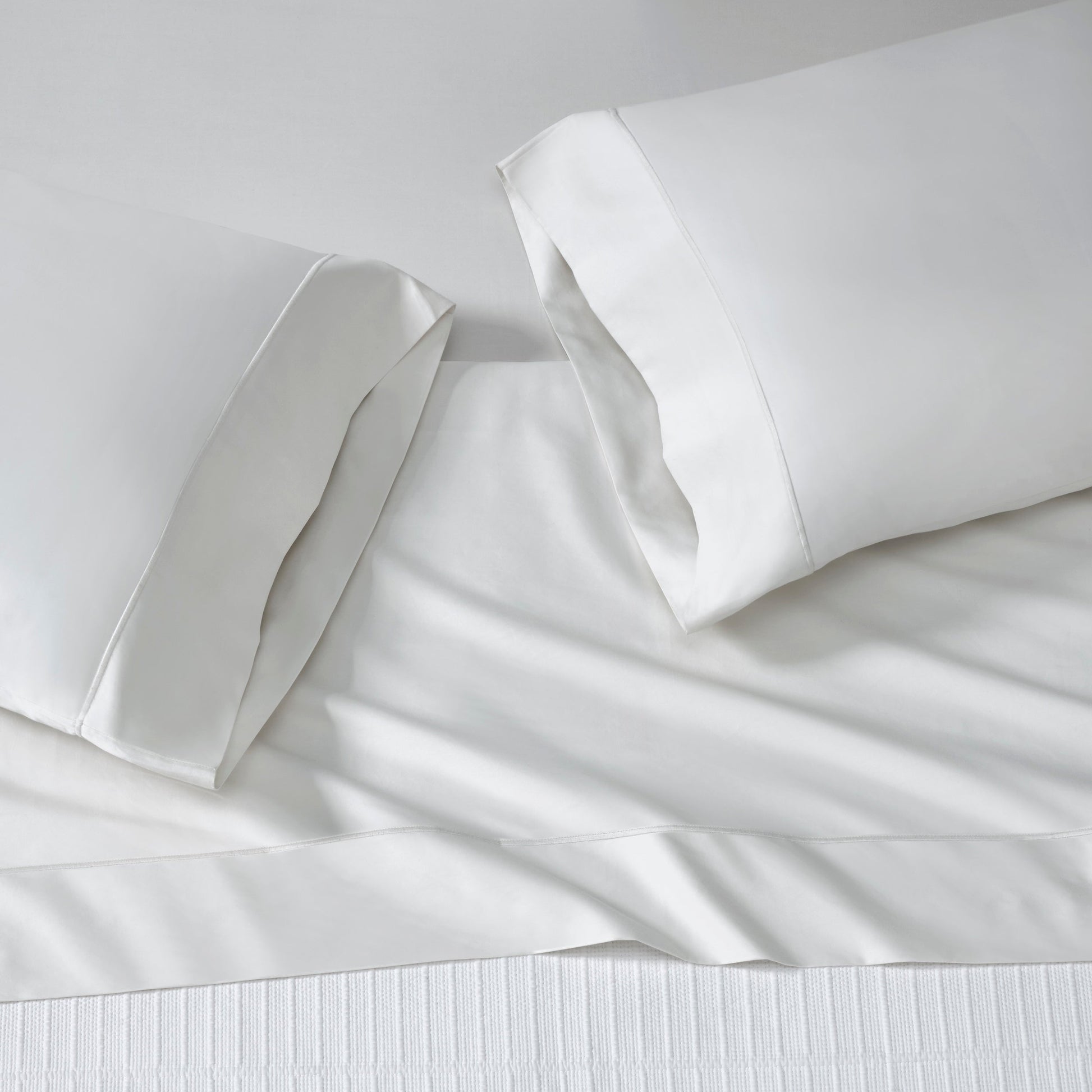 AKP-546-2040_2|Two standard white 100% cotton sateen weave pillowcases and a matching plain flat sheet set.