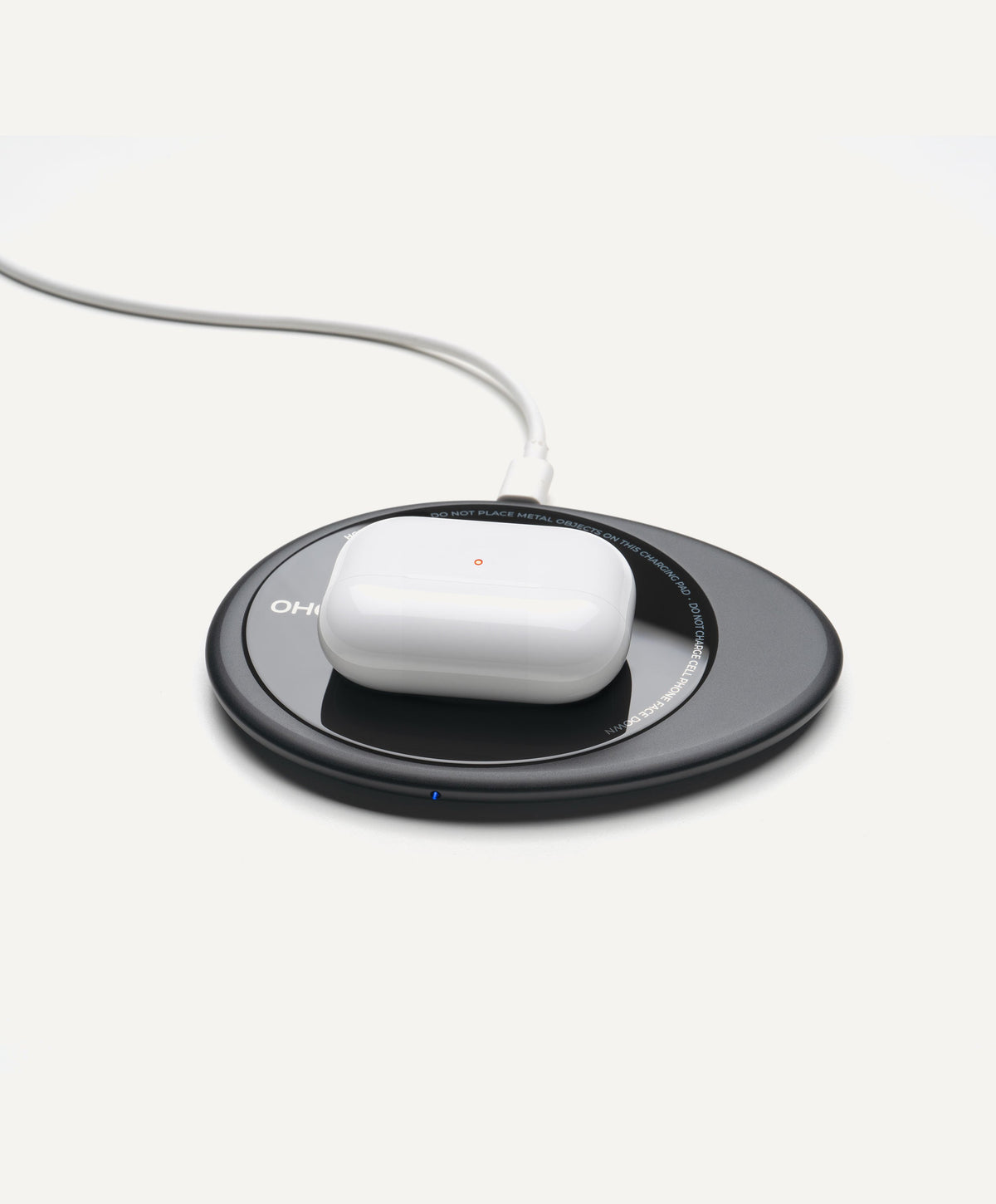 Ui Artist Collection Black OHOM Pad 3 wirelessly charging AirPods