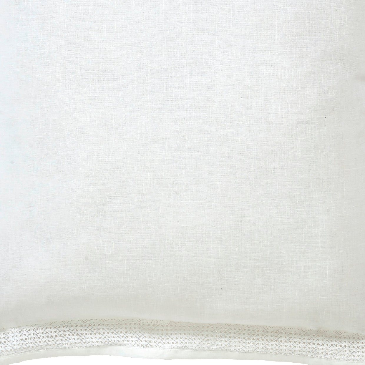 SS-020-2026_2|Pure white linen duvet cover with delicate lace trim, elegant, fresh, breathable bedding for a sophisticated bedroom.