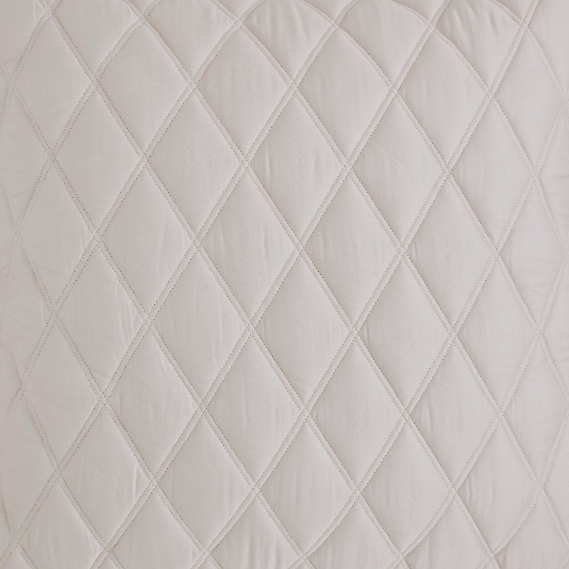 CL-180-9496_7|White quilted coverlet with soft diamond stitching, perfect for a luxurious and classic bedroom decor. Elegant and comfortable.