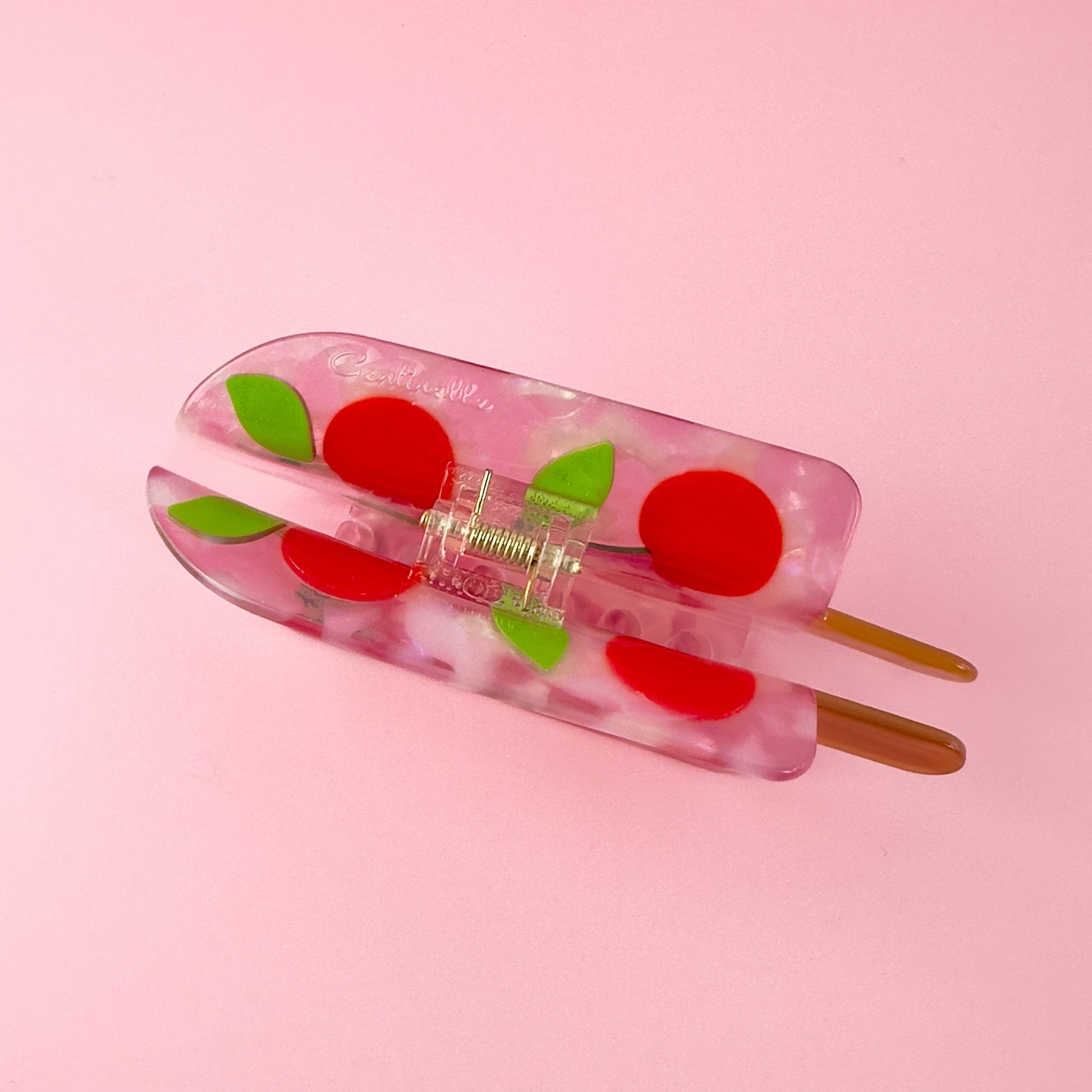 Keep it cool with our Cherry popsicle hair claw, with red cherries with crystals and pink translucent cellulose acetate. Handmade on cellulose acetate, with splice technique, exquisite miniature details and crystals, that are tied directly to its value and make them unique and special. 