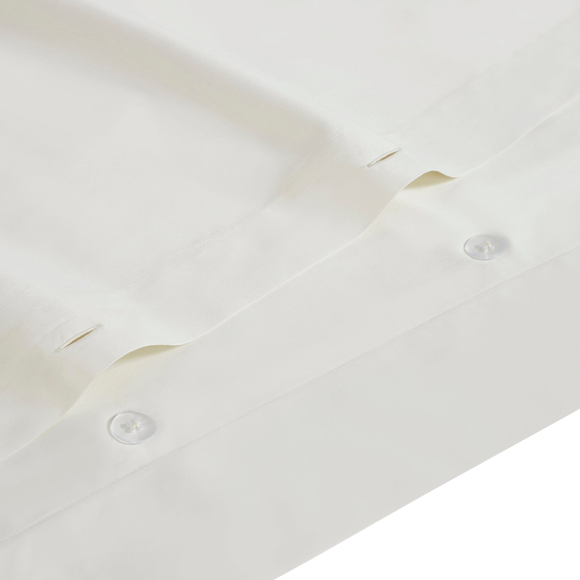 DT-064-9092_4|Close-up of a crisp white duvet cover, showcasing elegant button closure details and premium smooth fabric texture.