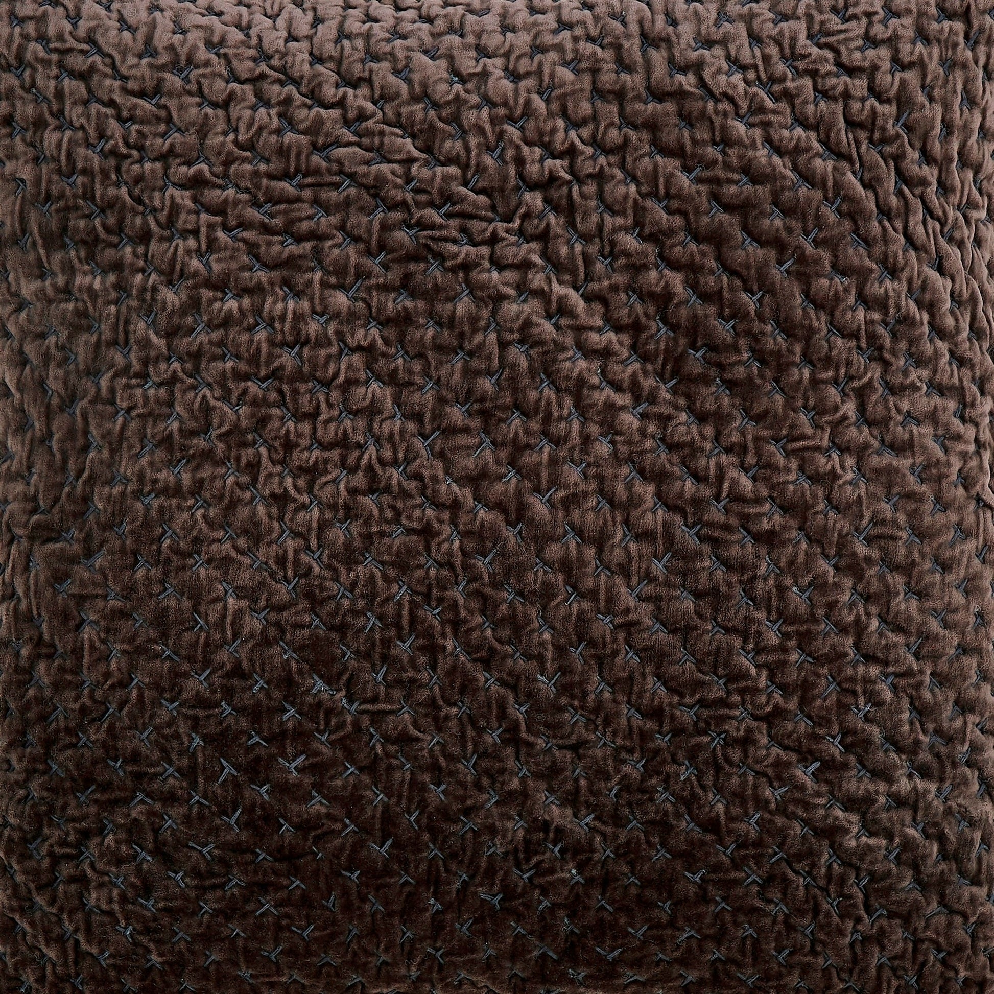 KS-329-2036_2|Luxurious dark brown velvet quilt, sumptuously soft bedding with a rich crushed texture and elegant diamond stitching, for sophisticated warmth.