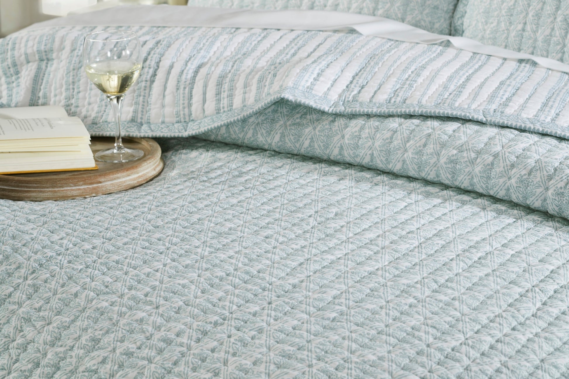 QT-347-9496_4|Light blue quilted bedspread with delicate diamond pattern, soft and cozy, perfect for a modern bedroom. Stylish bedding set.