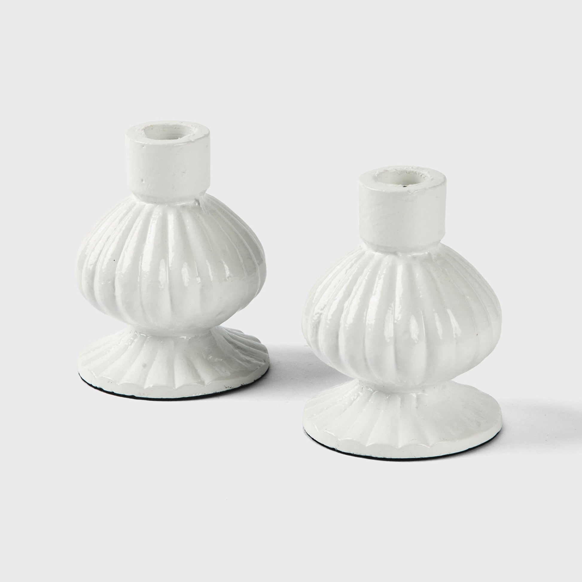 Close-up of fluted texture and glossy enamel finish