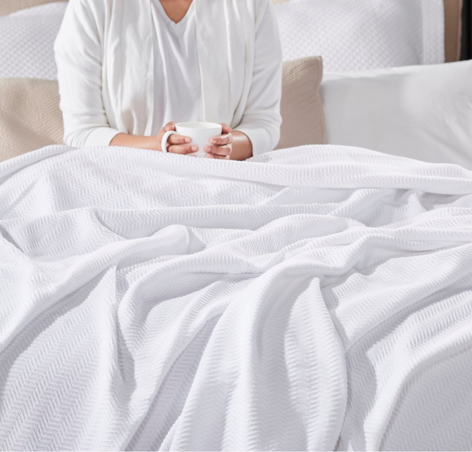 BL-853-11096_2|Soft white textured blanket providing ultimate warmth and comfort, perfect for a cozy morning in bed with a hot drink.