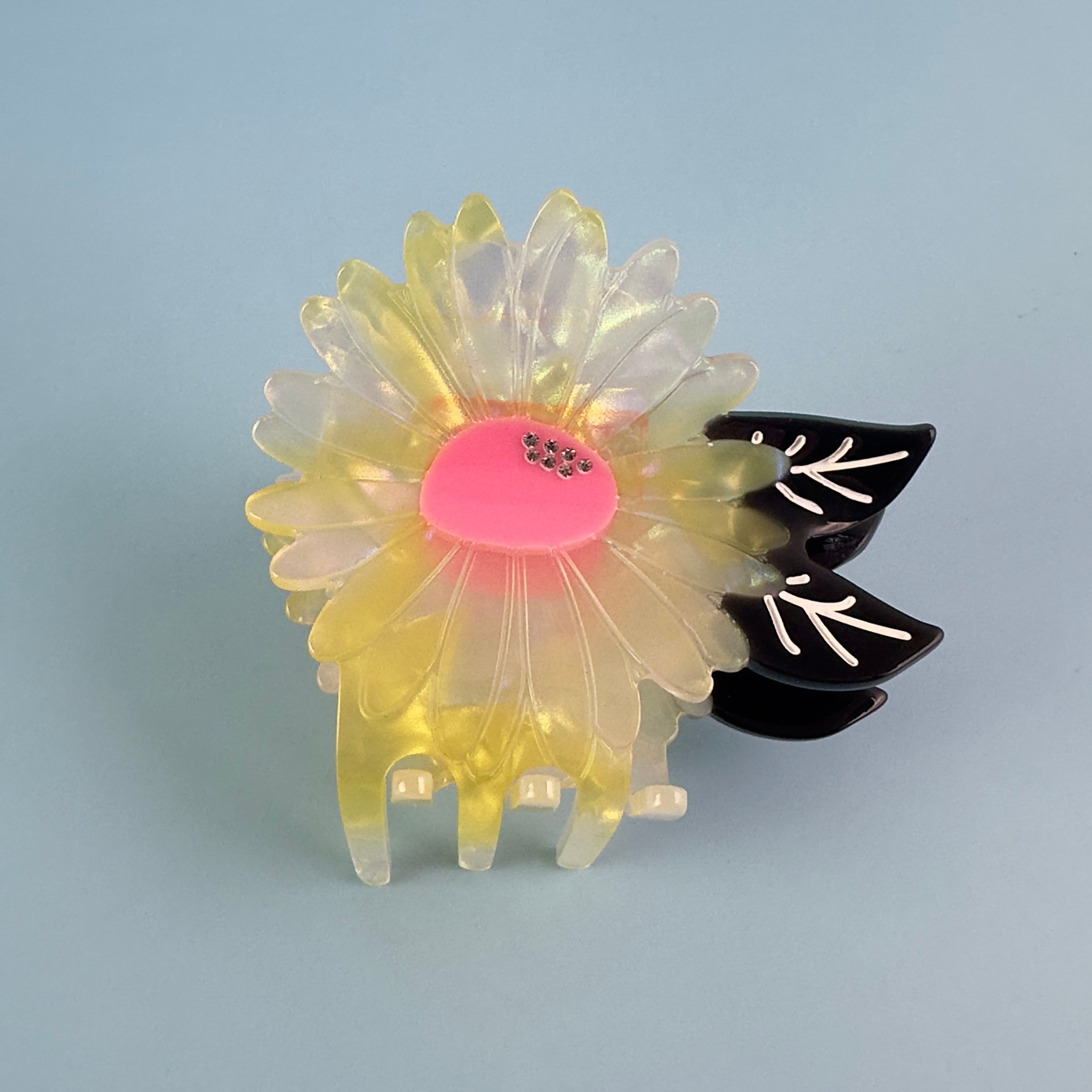 white and yellow iridiscent hair claw with pink and black, for a floral look from centinelle. Handmade on cellulose acetate, with splice technique, exquisite miniature details and crystals, that are tied directly to its value and make them unique and special. 