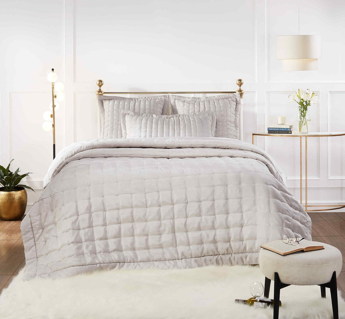 QT-334-11096_1|Plush light grey quilted quilt set and matching shams create a serene, elegant bedroom ensemble with modern style.