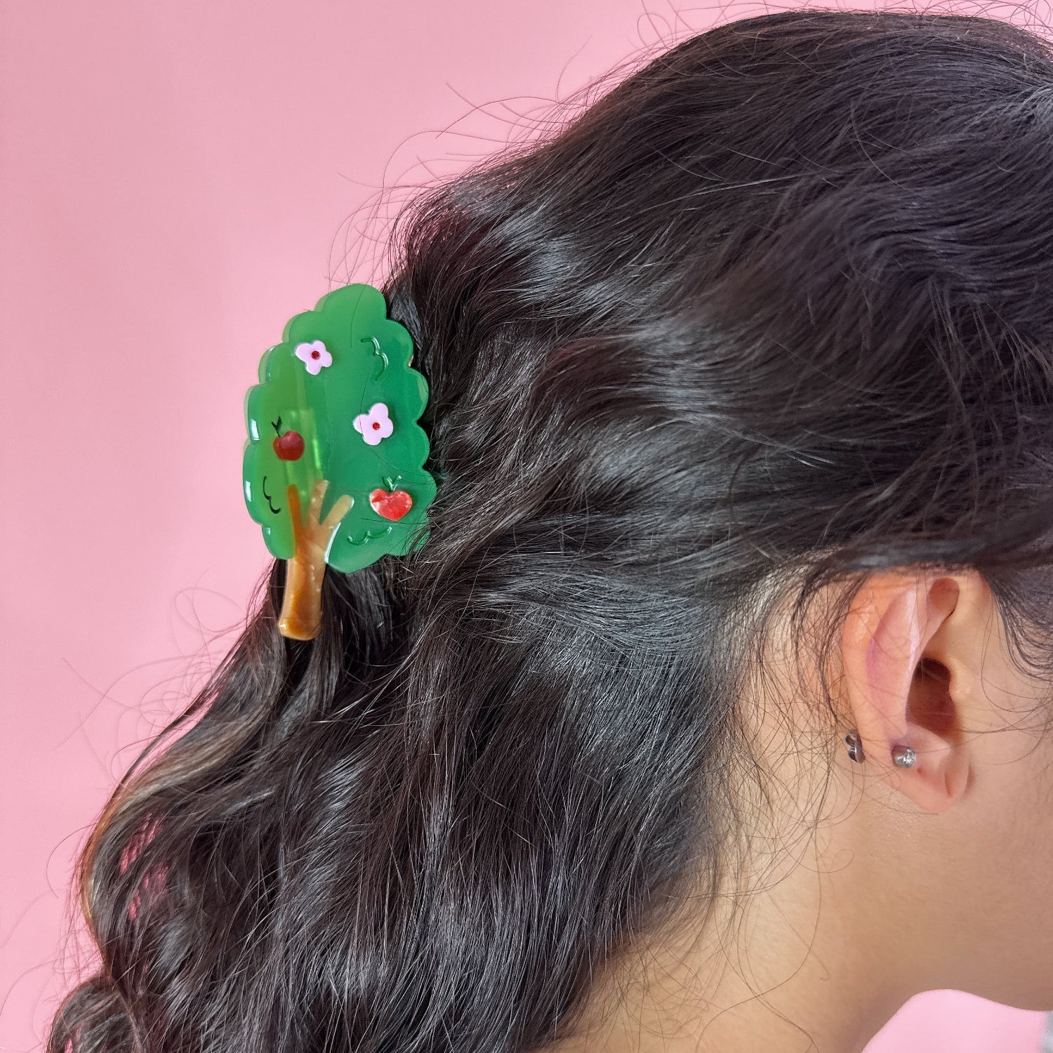 Imagine a Centinelle apple tree hair claw, its green branches reaching out like welcoming arms, adorned with blossoms in delicate shades of pink and red, filling the air with a sweet, enchanting perfume. 

As the seasons dance by, those blossoms mature into plump, ruby-red apples, glistening in the sun, a vibrant celebration of nature's bounty, ready to help you keep that hair bun in place.