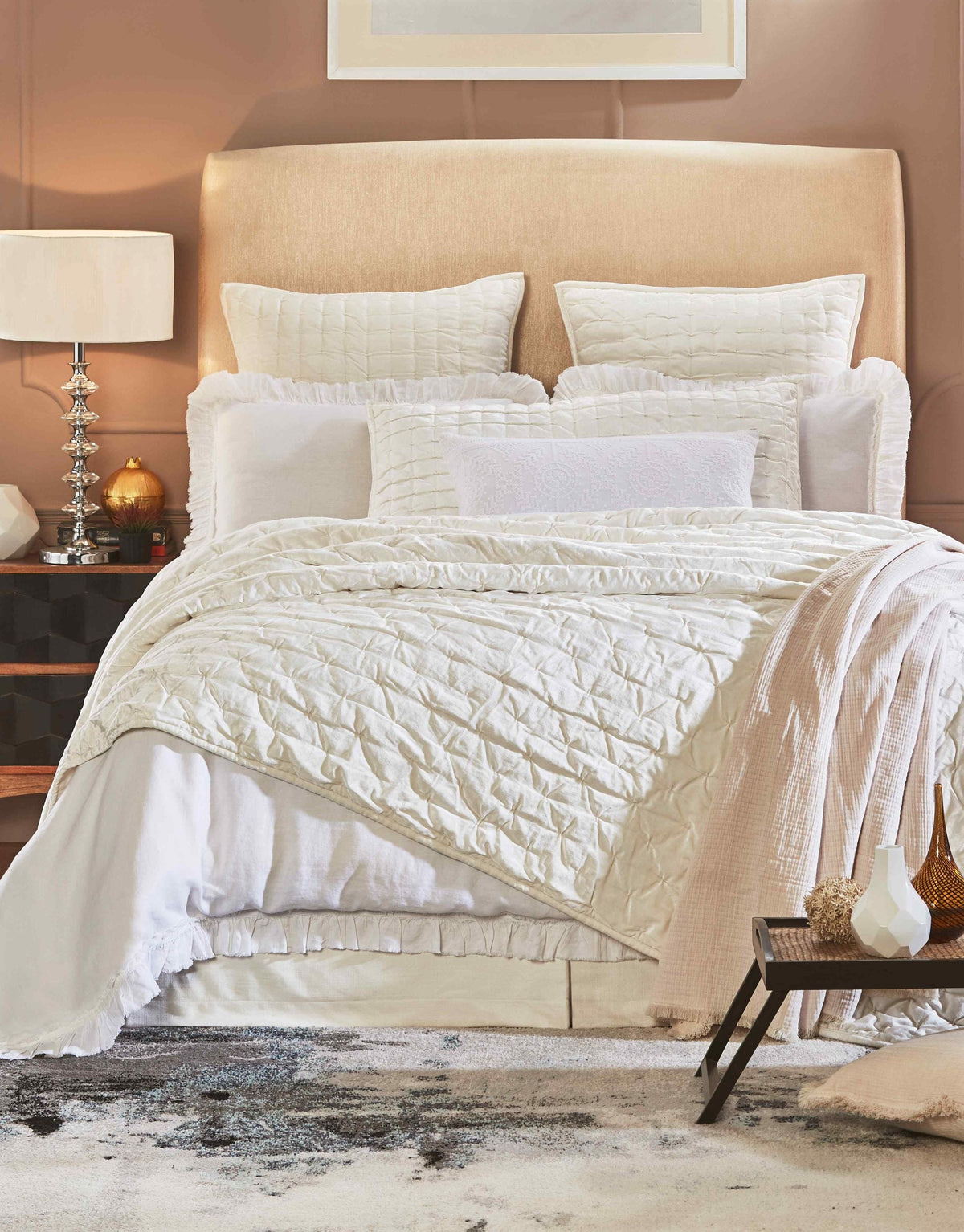 QT-311-11096_3|Elegant cream quilt featuring a unique gathered texture and intricate stitching, adding sophisticated comfort to any bedroom.