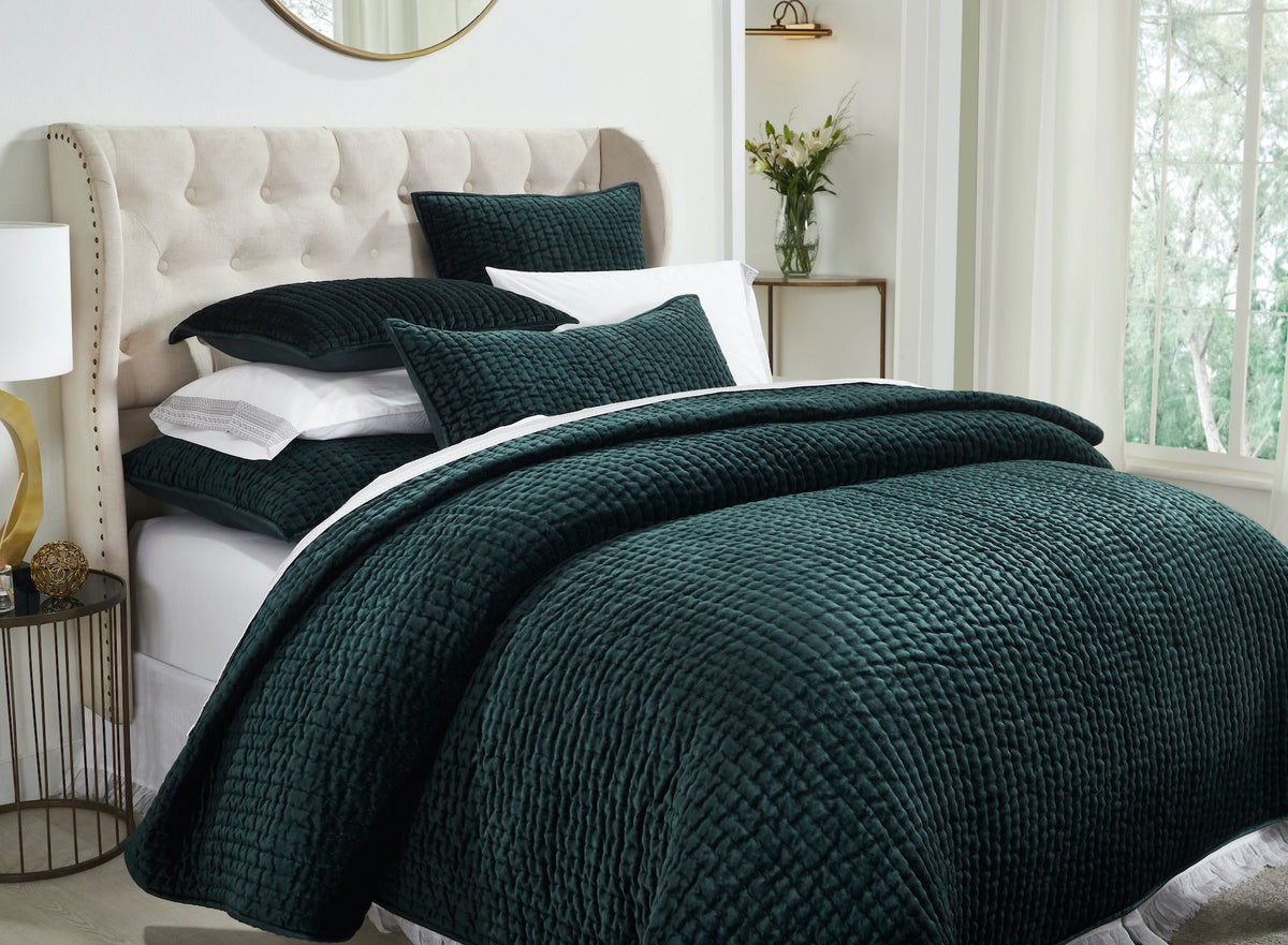 QT-363-11096_3|Close-up of rich forest green quilted bed set, showcasing its cozy textured quilt, adding depth and elegance to the bedroom.