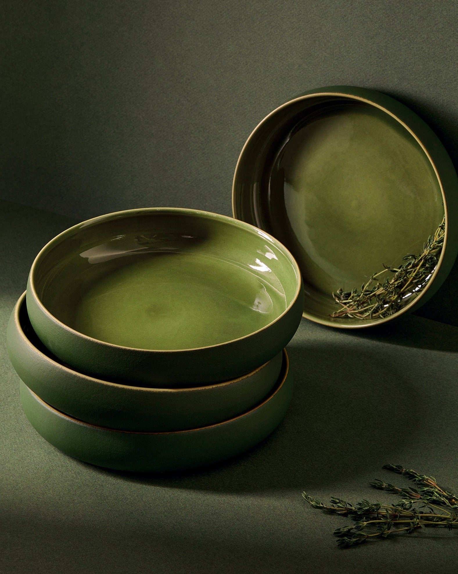 handmade, artisan made, matte green/glazed green, matte finish, bowl, dinner bowl, soup bowl, bol à diner, bol à soupe, salad bowl, vert mat/vert brillant, artisan made, fait à la main, arisanal, intemporel, design, youlha, gharyan stoneware, ethically made, ethique, fair trade, commerce équitable, dinnerware, service de vaisselle, dinner set, dinnerware set, le gourmand, ensemble de vaissellelle