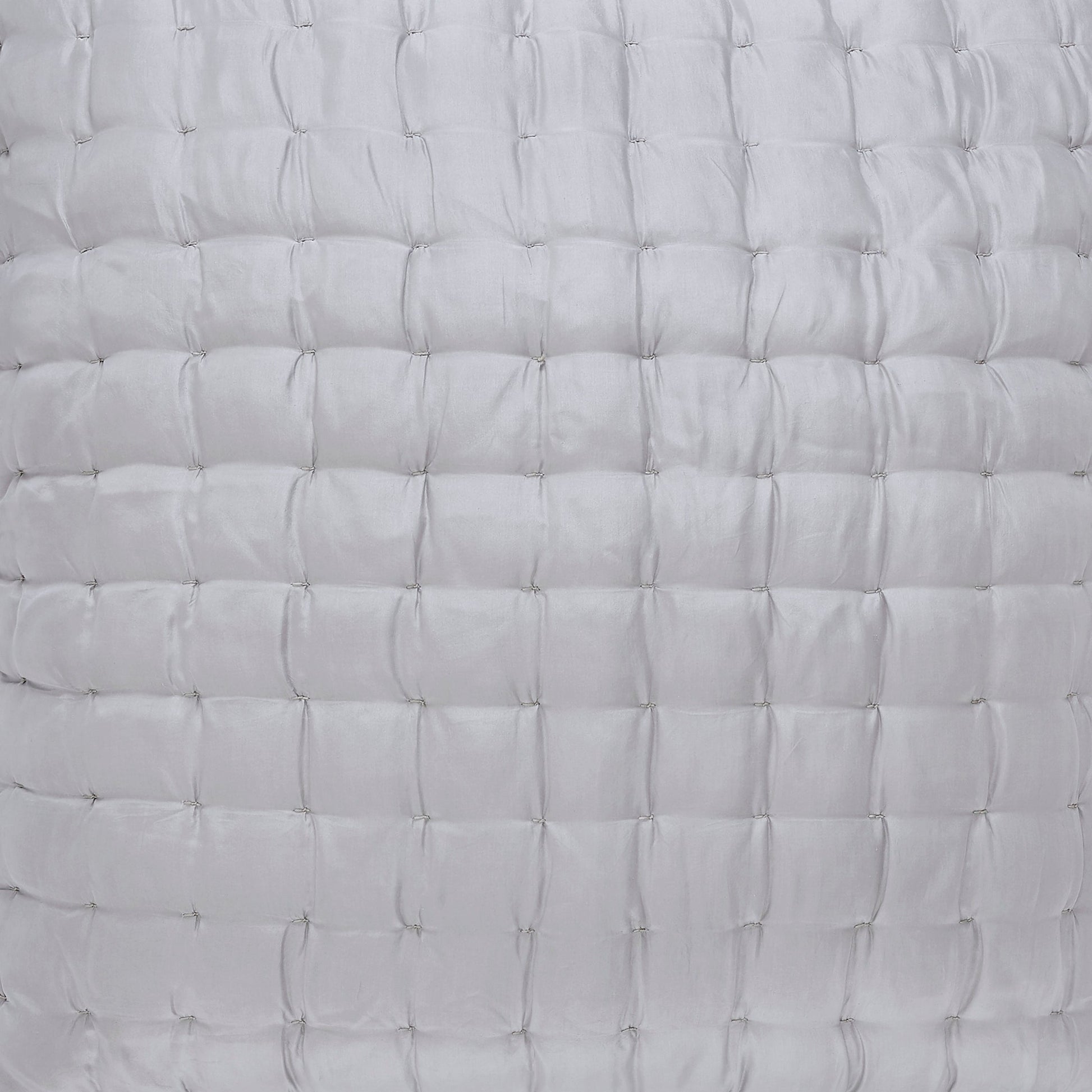 ES-333-2626_2|Plush light grey quilt, displaying a classic square quilted pattern, offering a subtle texture and cozy comfort.