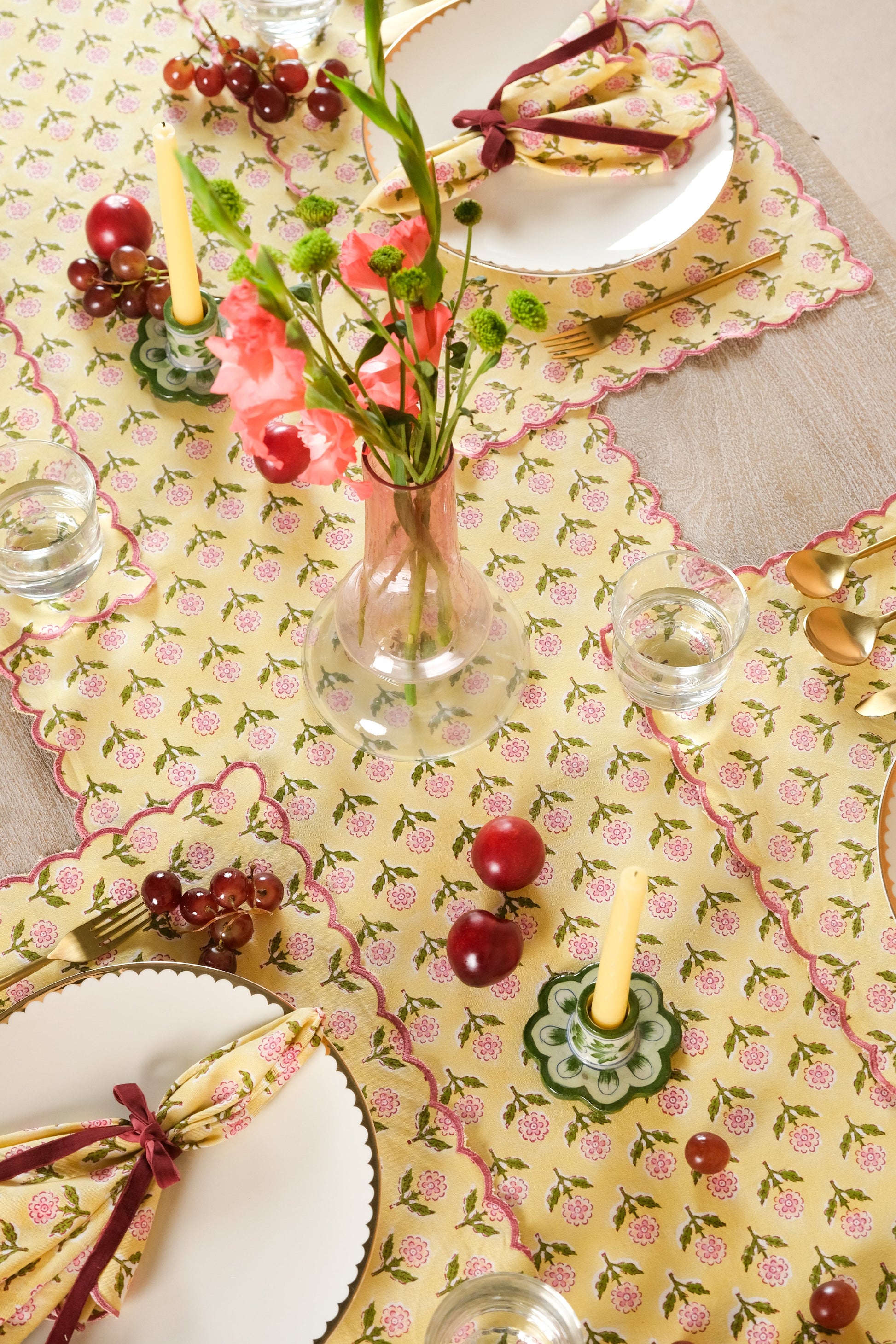 Mona Scallop tablerunner with matching placemats and fruit decor