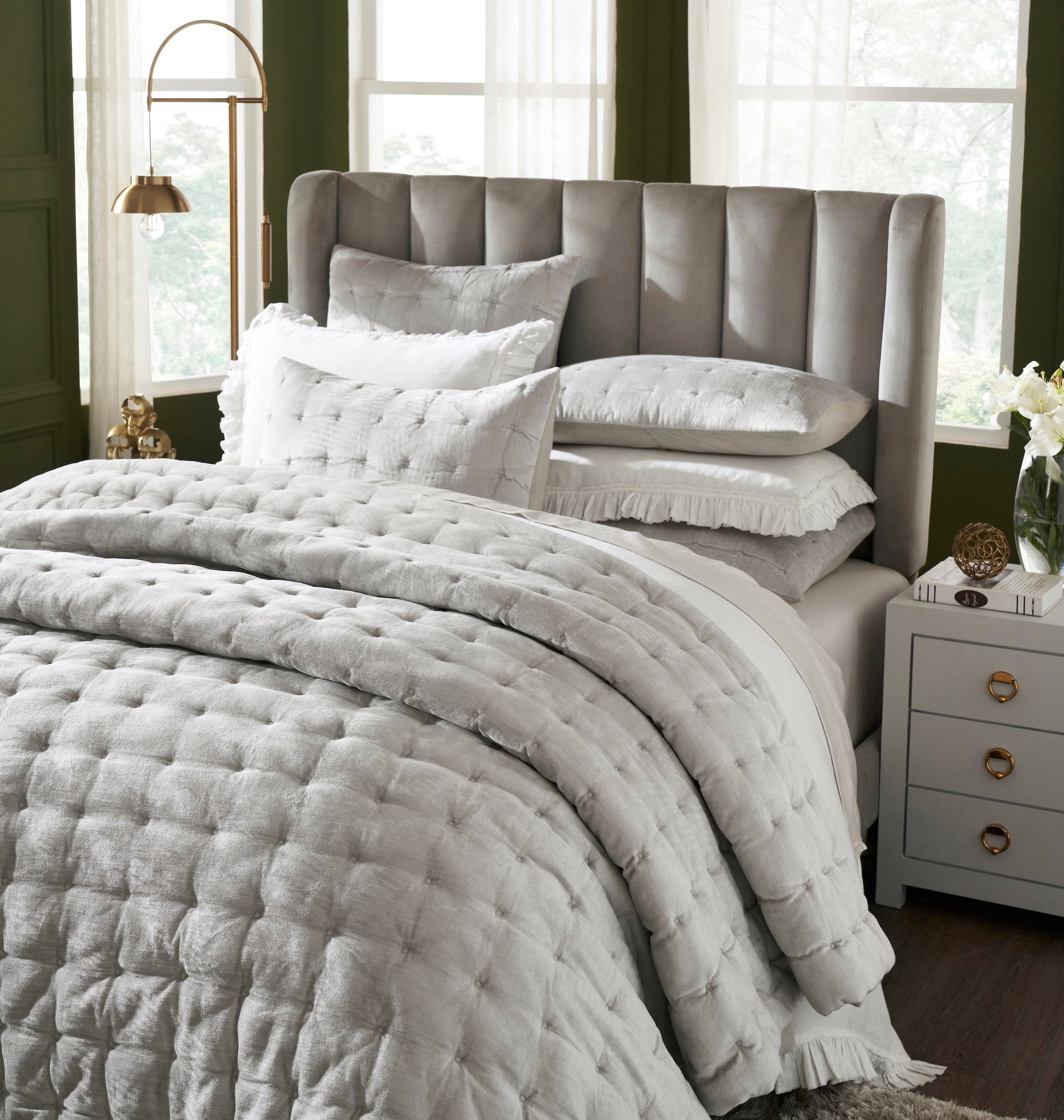 QT-306-9496_3|Luxurious light grey textured quilt with square tufting, perfect for modern bedroom decor. Soft, inviting bedding for a cozy space.