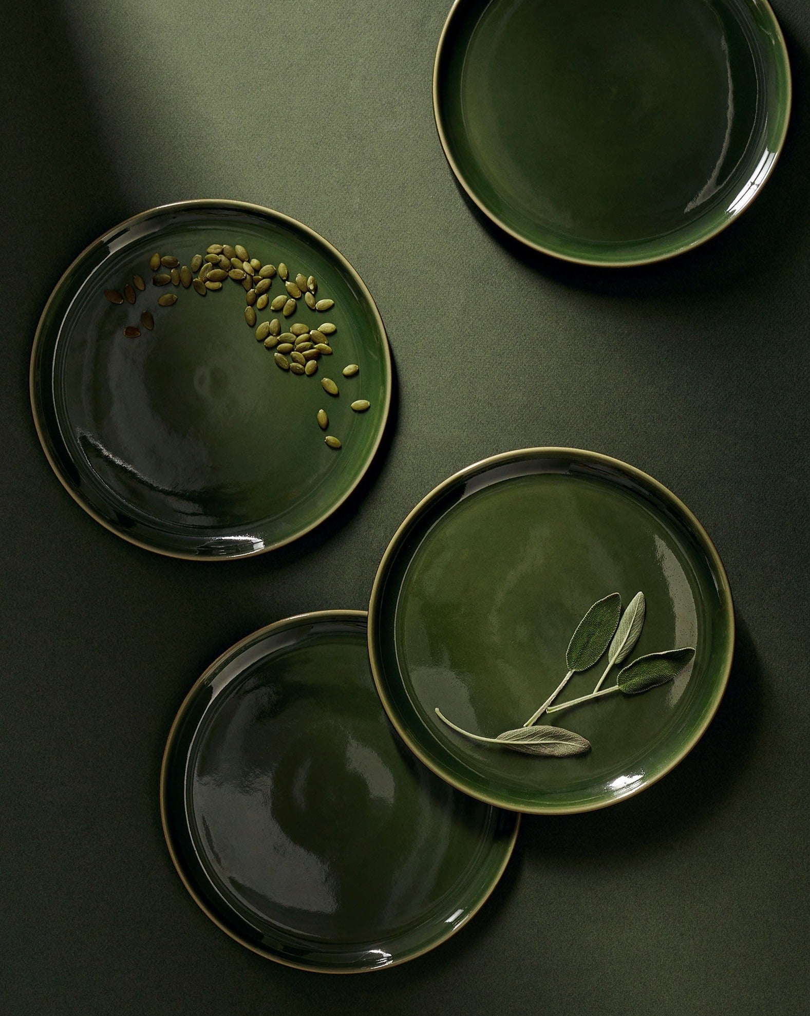 handmade, artisan made, matte green/glazed green, matte finish, plate, dinner plate, pasta plate, salad plate, assiette à diner, assiette à pate, salad plate, vert mat/vert brillant, artisan made fait à la main, arisanal, intemporel, design, EDAN, gharyan stoneware, ethically made, ethique, fair trade, commerce équitable, dinnerware, service de vaisselle, dinner set, dinnerware set, le gourmand, ensemble de vaissellelle