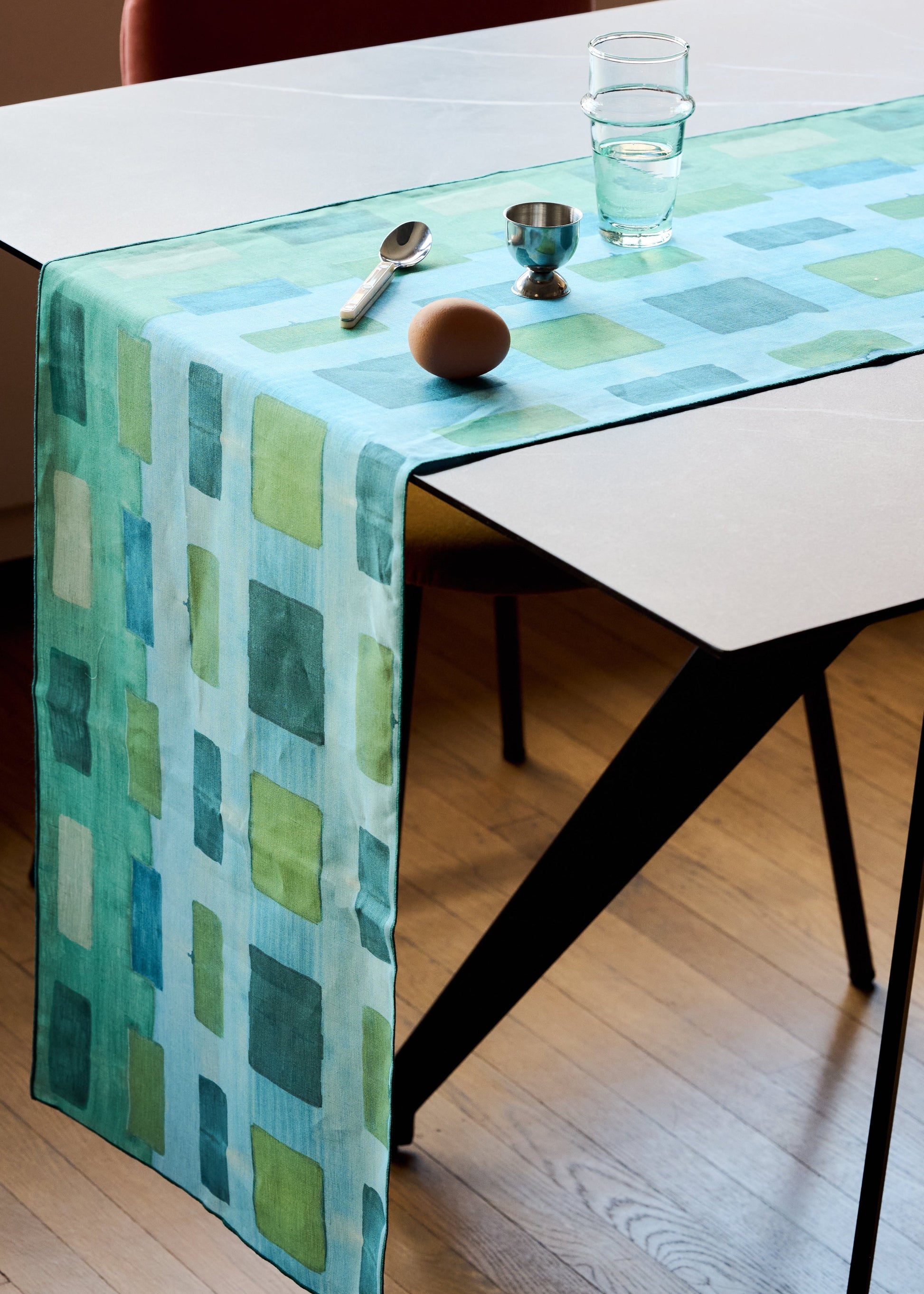 Blue Tapestry linen table runner with bold abstract brushstroke art pattern in turquoise and seafoam - Goldie Home
