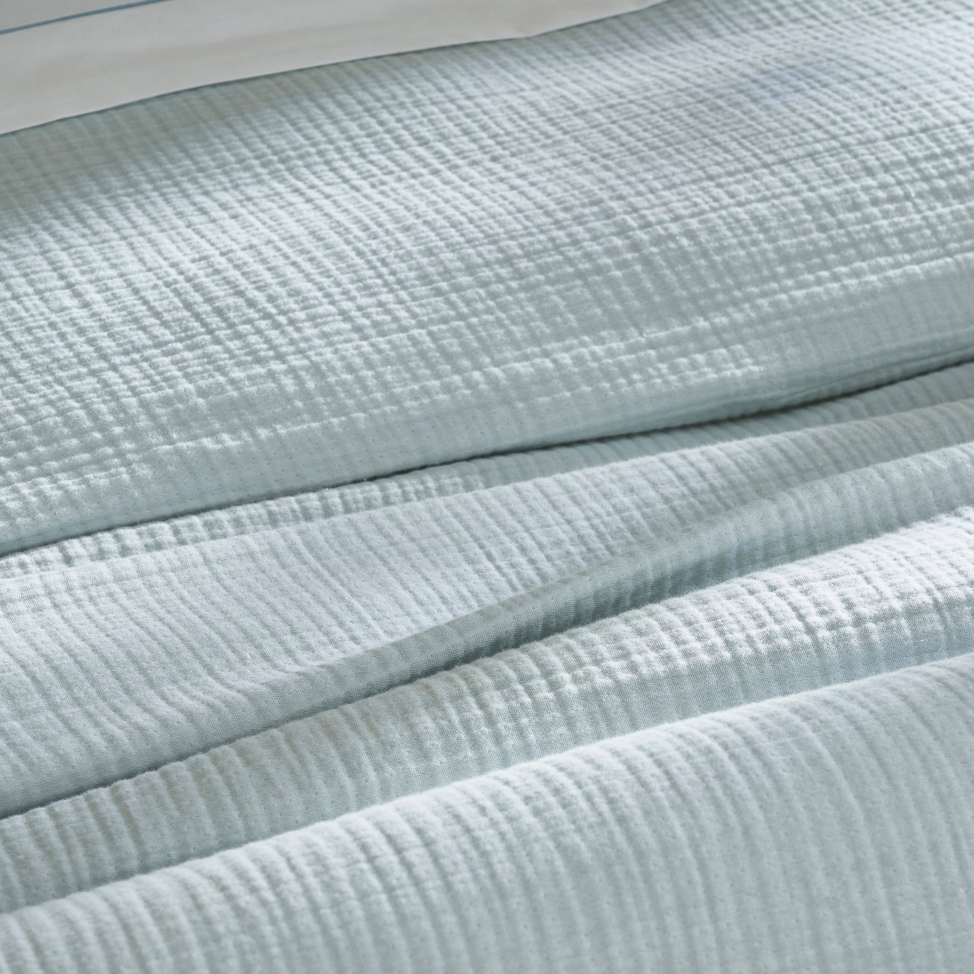DT-050-9092_7|Detailed texture of a light blue duvet cover, showcasing its soft, crinkled fabric for a luxurious and comfortable sleep.