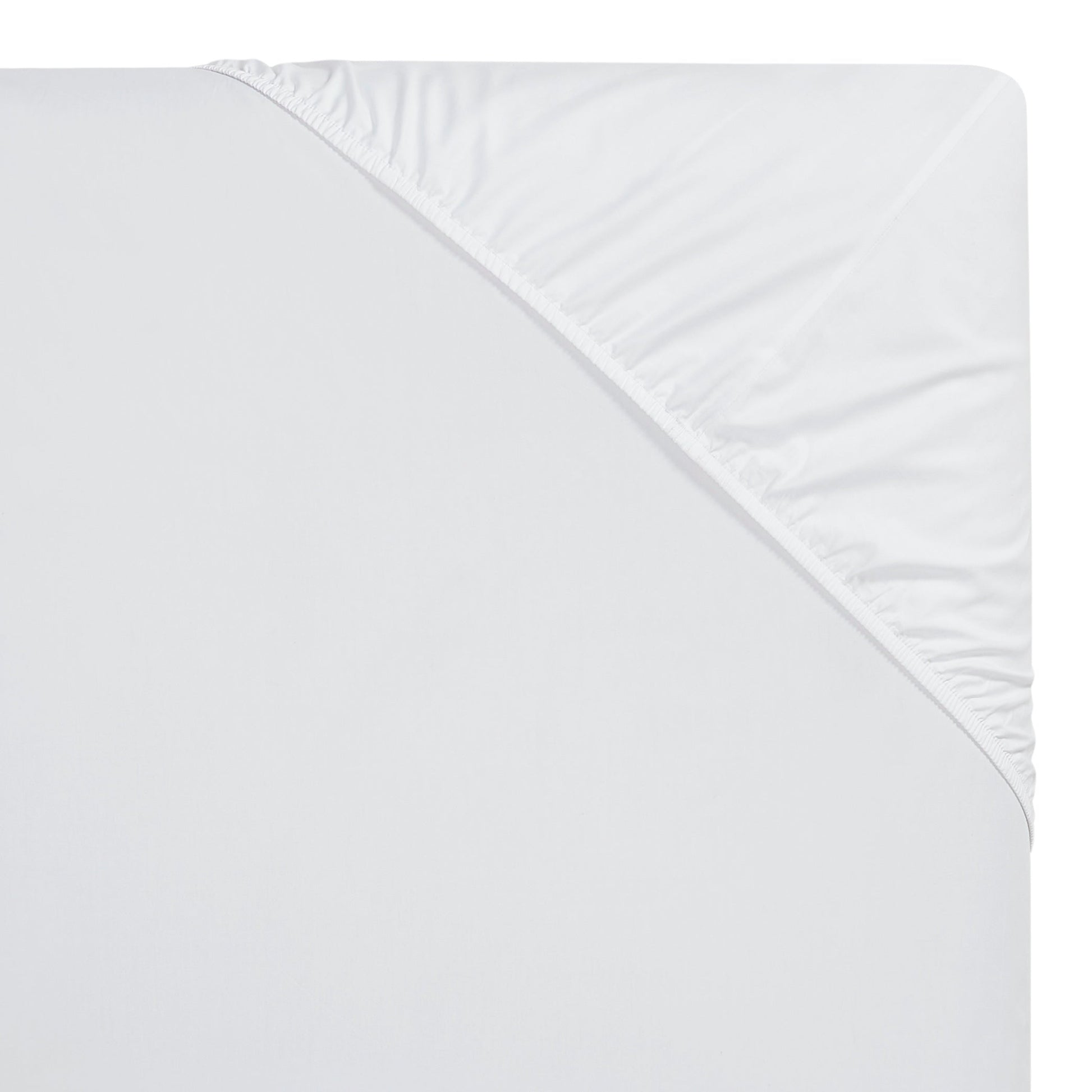 CFT-534-X_1|Close-up of a white 100% cotton fitted sheet corner. Shows elasticized edges for a secure mattress fit.