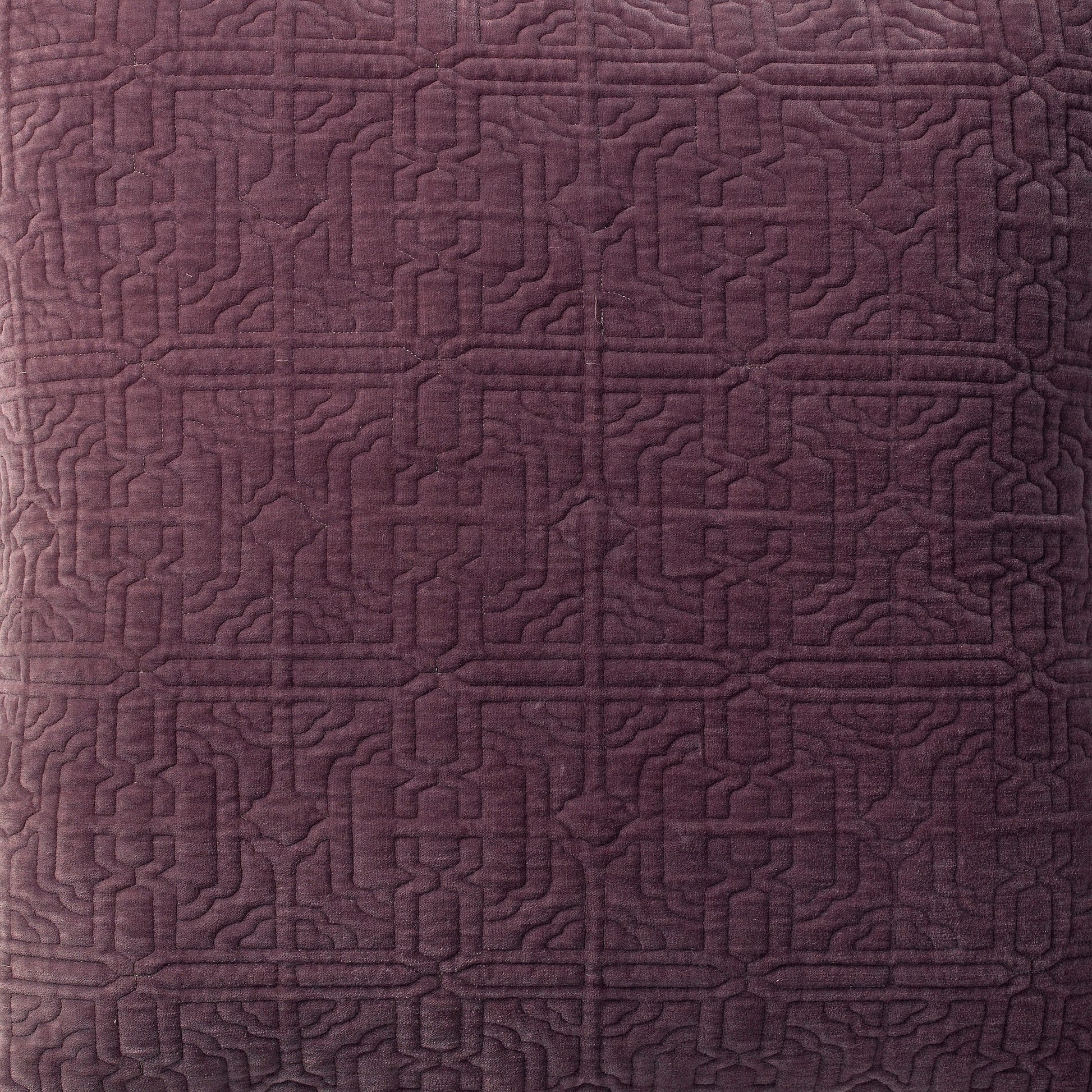 ES-305-2626_2|Luxurious plum velvet quilt with intricate geometric pattern. Rich, soft bedding adding a sophisticated touch to any bedroom.
