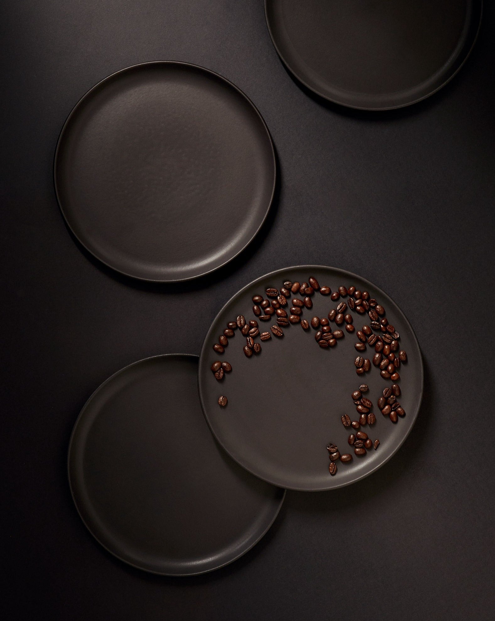 handmade, artisan made, matte black, matte finish, plate, dinner plate, flat plate, assiette plate, assiette à diner, noir mat, artisan made fait à la main, arisanal, intemporel, design, EDAN, gharyan stoneware, ethically made, ethique, fair trade, commerce équitable