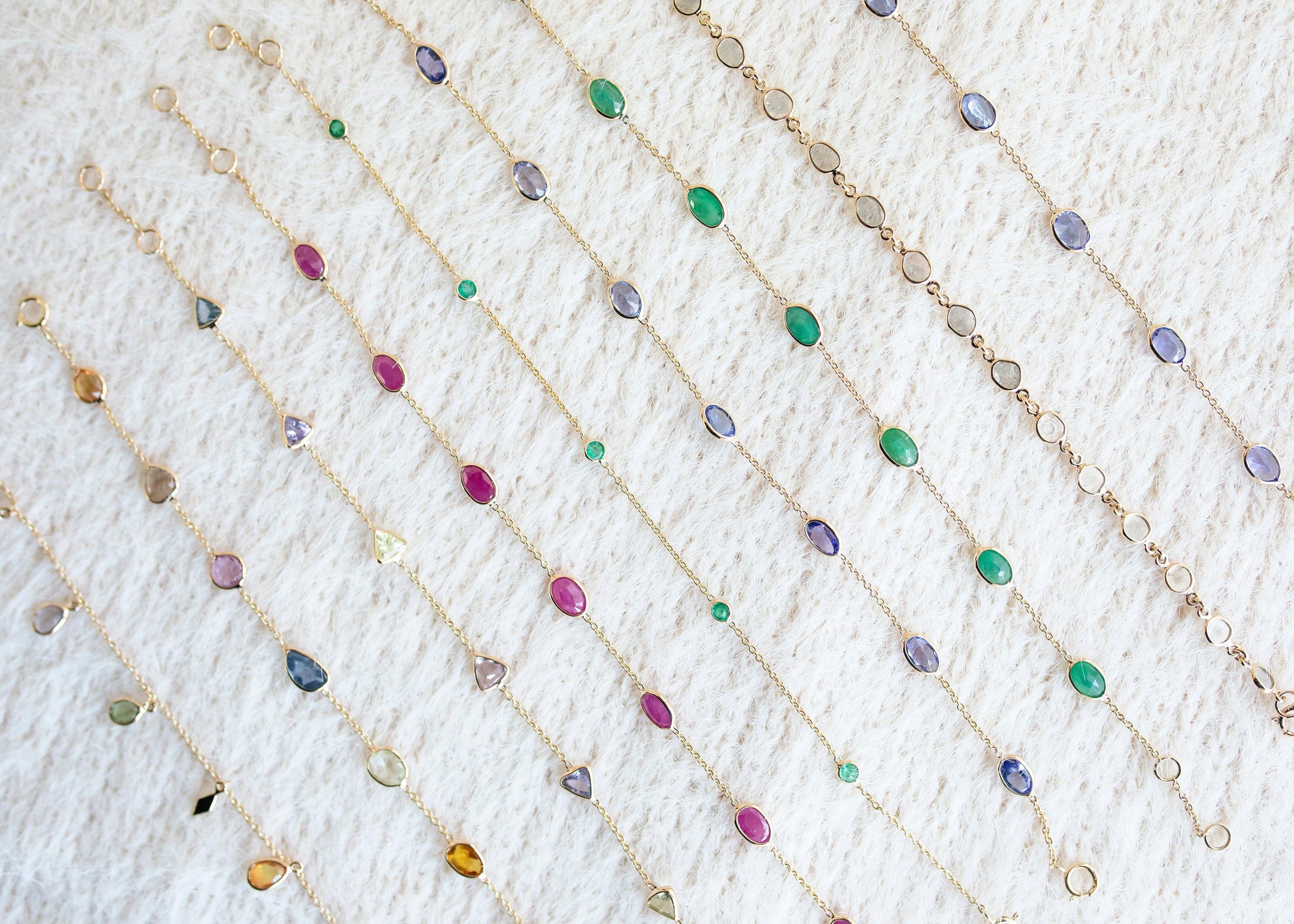 Zuvan Bracelet minimal everyday fine jewelry in solid gold and sterling 925 silver with natural gemstones.
