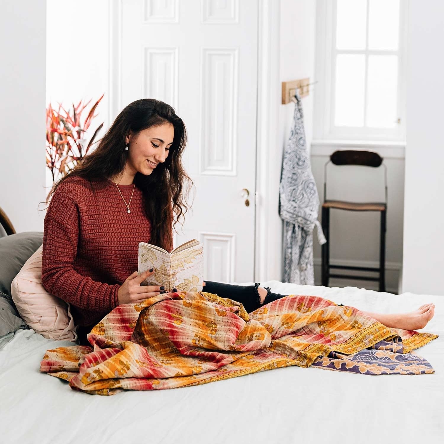 Sacred Sari Throw - Thumbnail 2