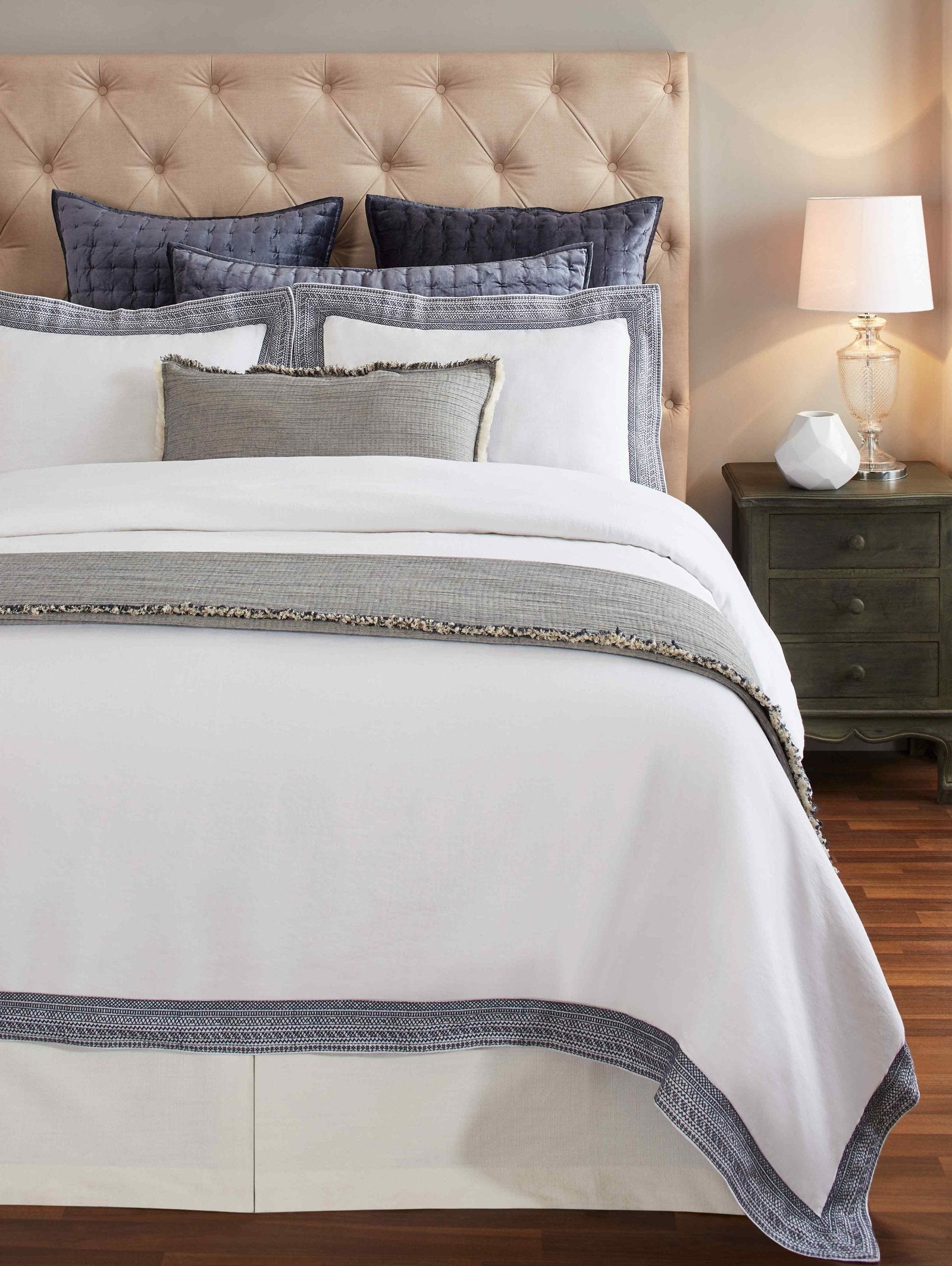 DT-016-9092_3|Crisp white duvet cover featuring a chic navy blue geometric patterned border, adding a modern and elegant touch.