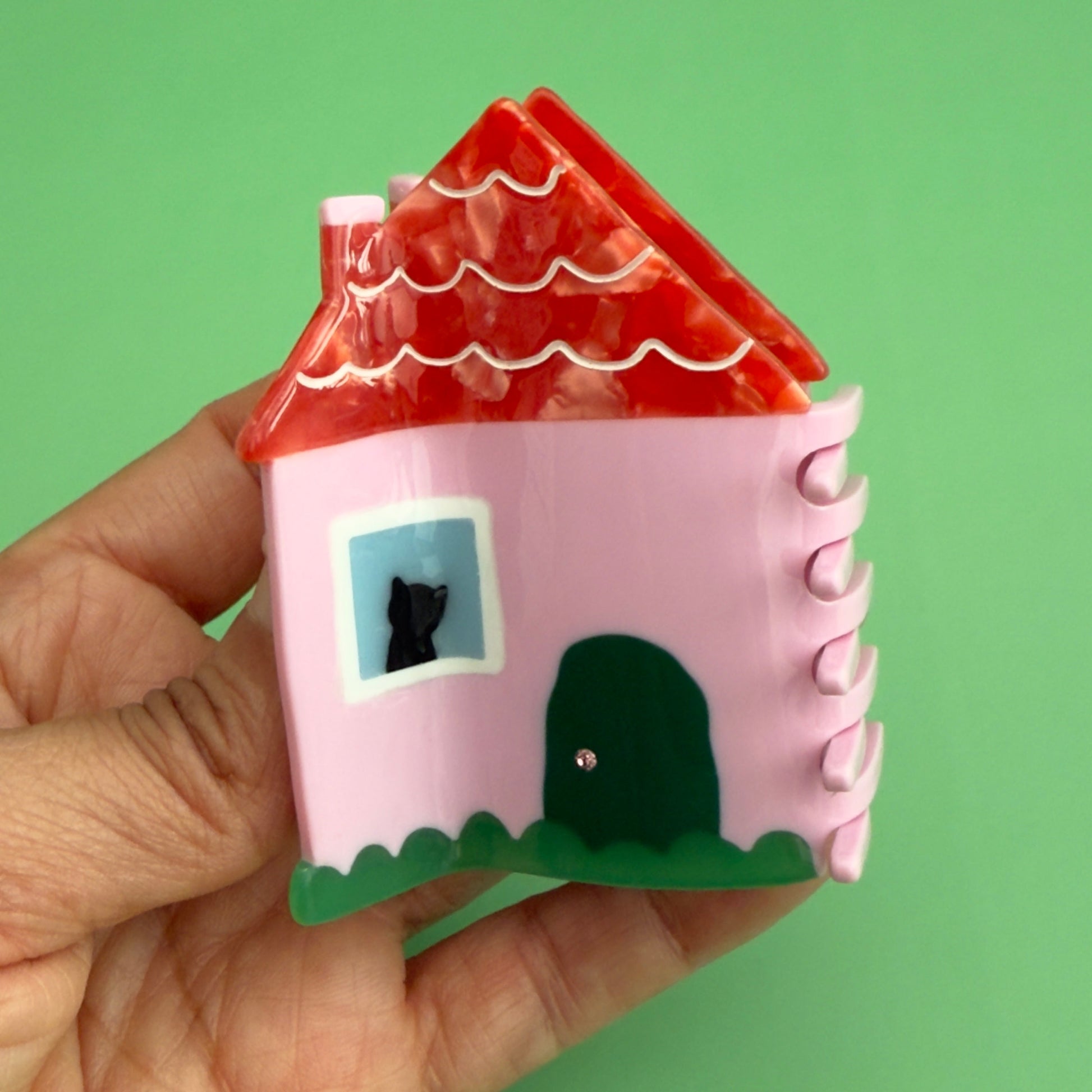 Centinelle House Hair claw clip with a cat on the window pink walls and red roof