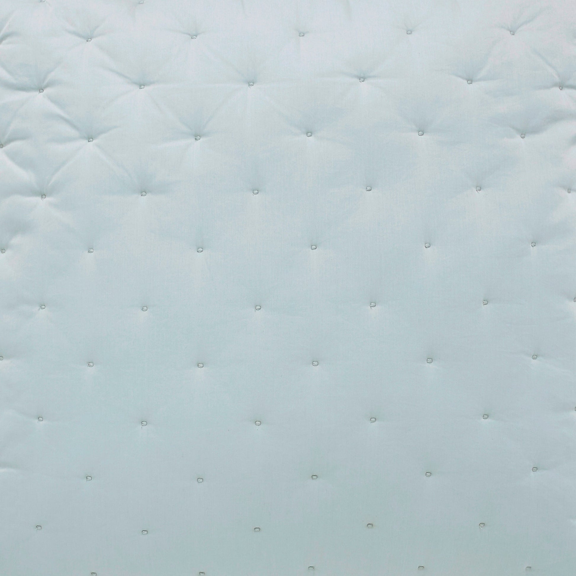 KS-351-2036_2|Serene light blue tufted quilt, featuring a classic square pattern for timeless elegance and luxurious comfort in any bedroom.