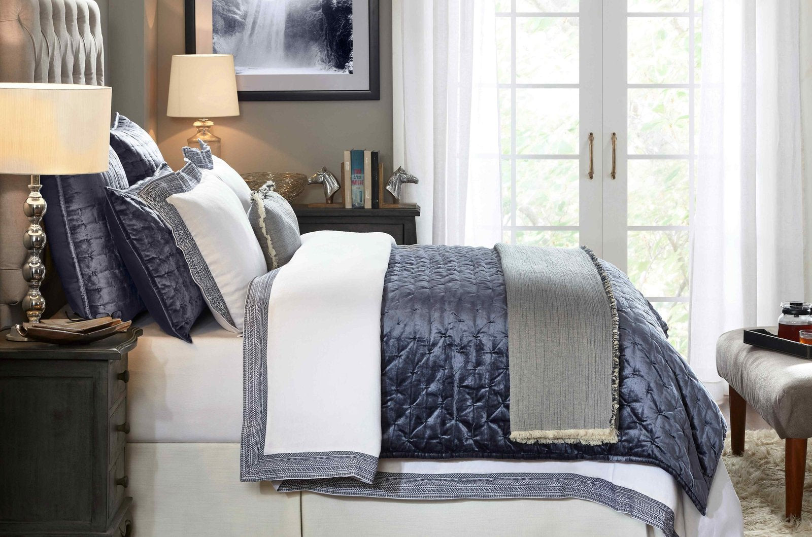DT-016-10692_3|Crisp white duvet cover featuring a chic navy blue geometric patterned border, adding a modern and elegant touch.