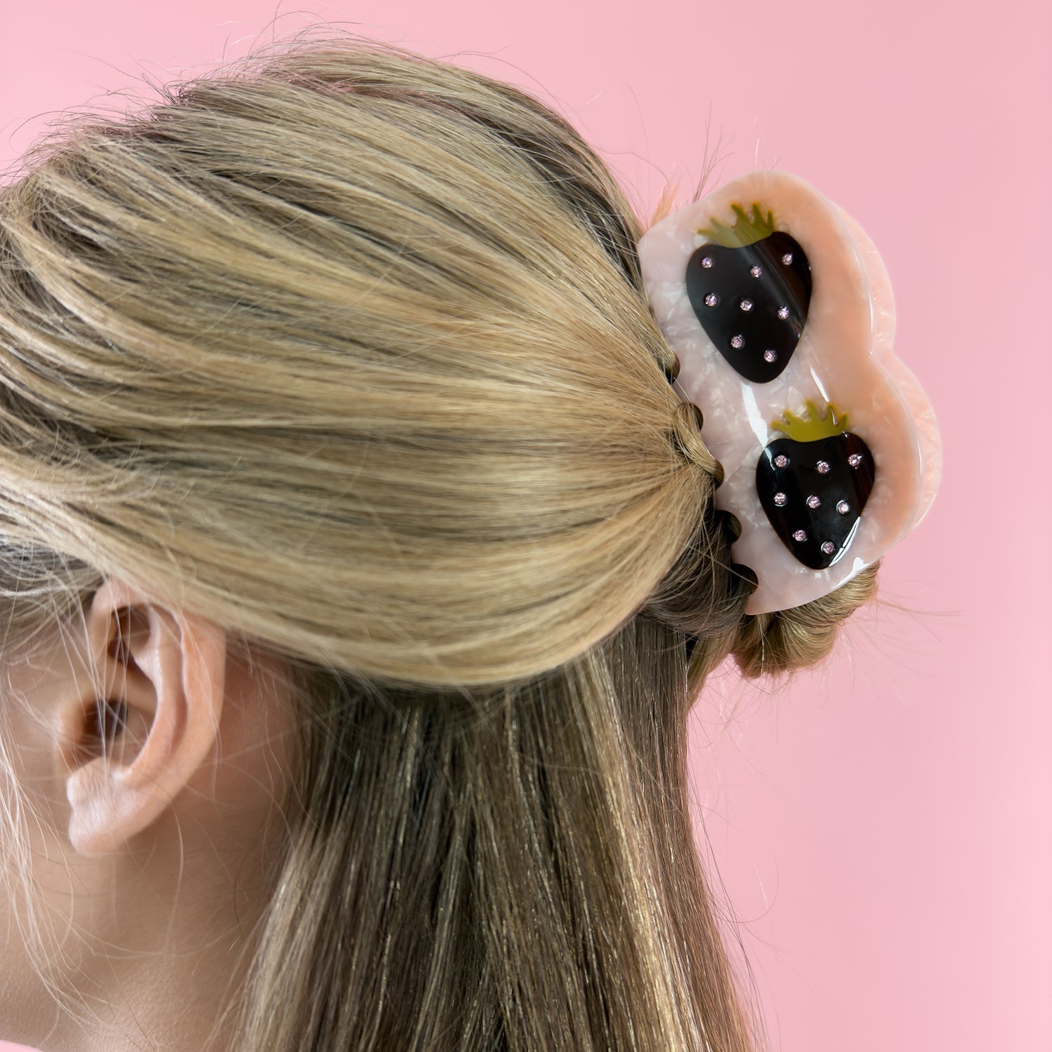 Centinelle Best Seller Strawberries Hair Claw. Handmade on cellulose acetate, with splice technique, exquisite miniature details and crystals, that are tied directly to its value and make them unique and special. 