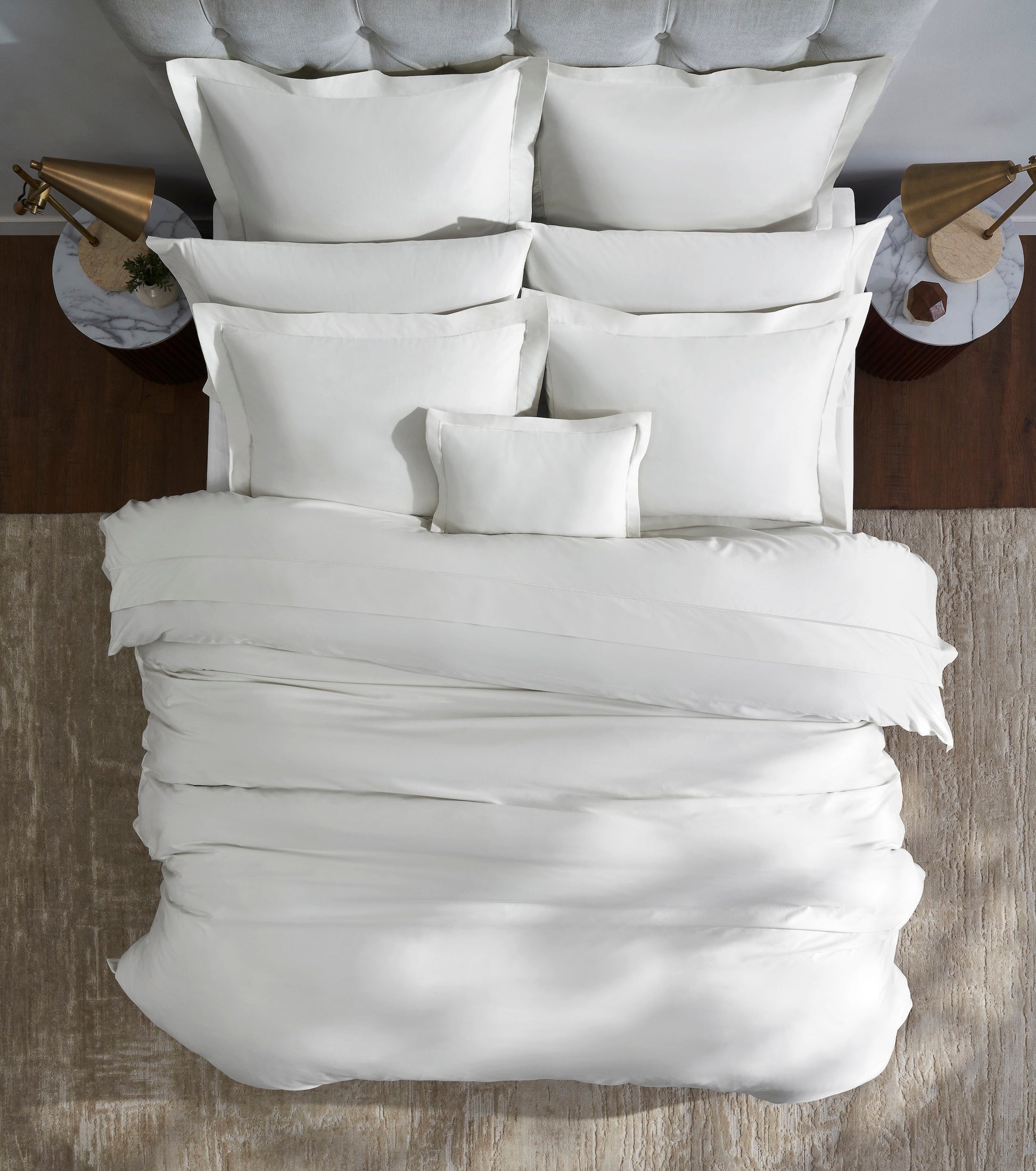 DT-065-10692_3|Luxurious white cotton duvet cover on a modern bed with crisp pillows, enhancing a serene bedroom aesthetic.