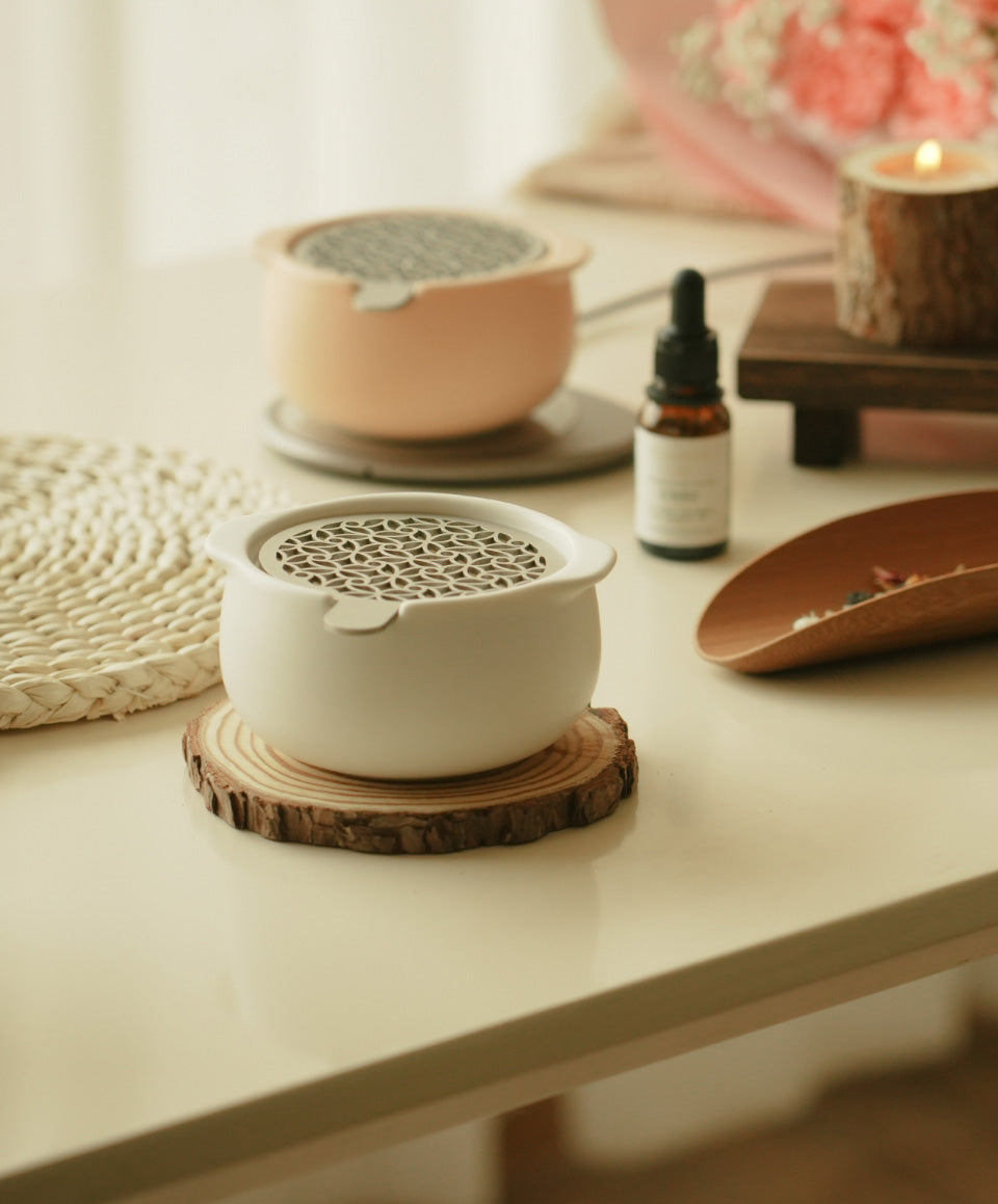 Jun self-heating ceramic diffuser set 5 fl oz / 150 mL with lid, second diffuser and essential oil bottle in background