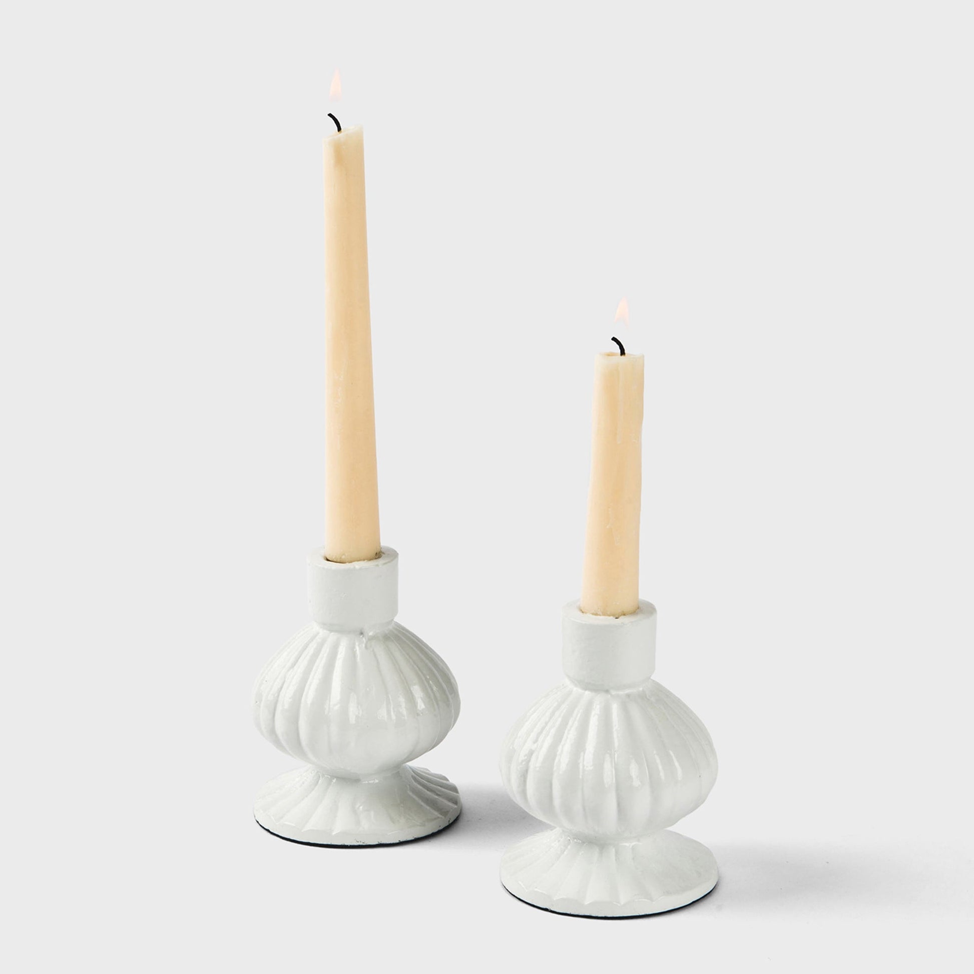 Close-up of fluted texture and glossy enamel finish