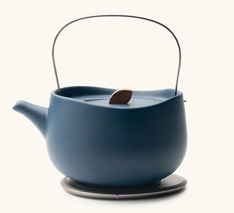 Leiph Self-Heating Ceramic Teapot Set 20 fl oz / 600 mL in Deep Navy on Ohom Charging Pad 3
