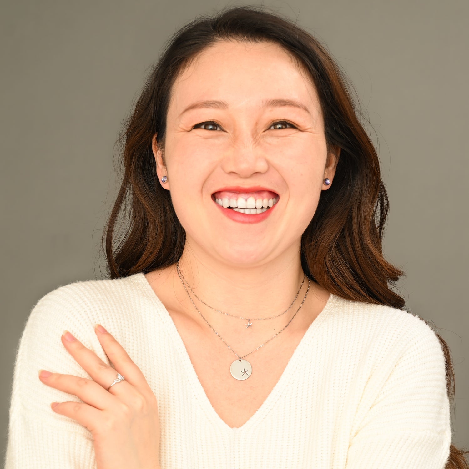 Model photo of silver necklace set, starfish shaped necklace, silver ocean jewelry, popular jewelry brands, artisan jewelry for women