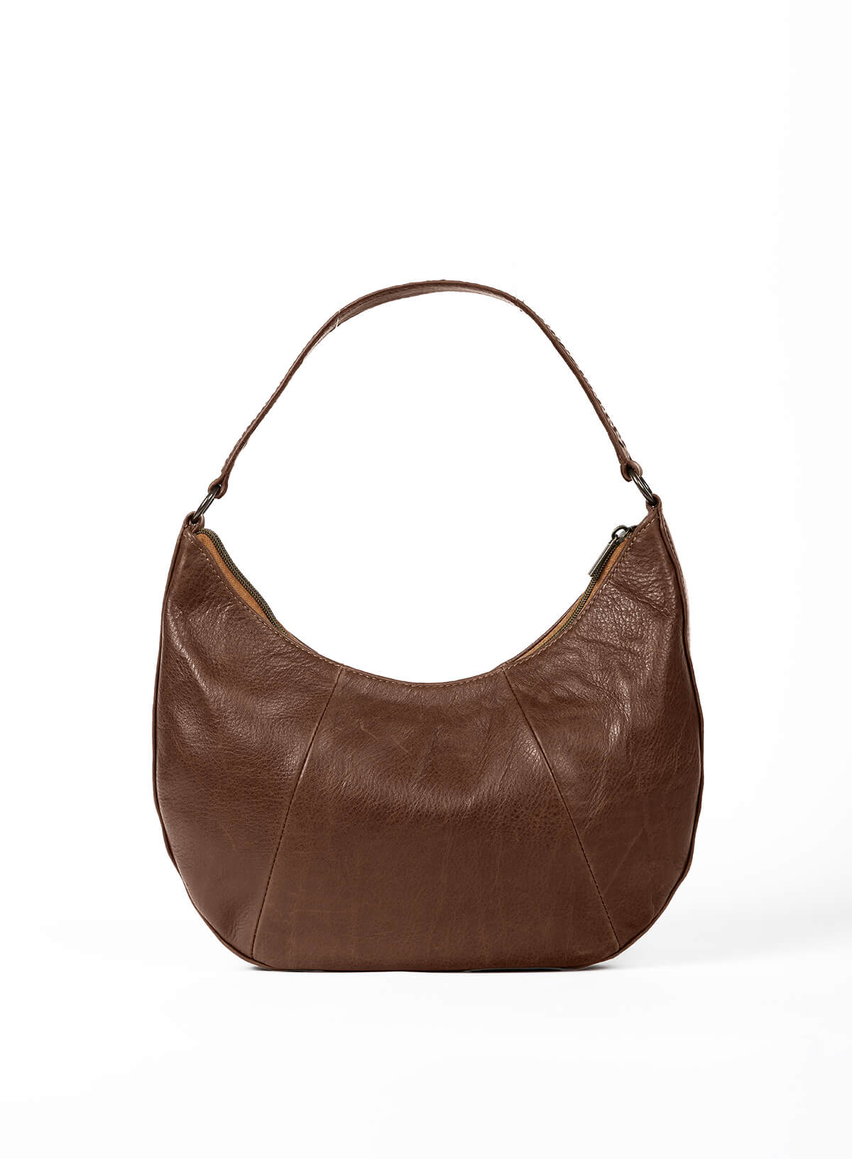 saddle shoulder bag mahogany held by model.