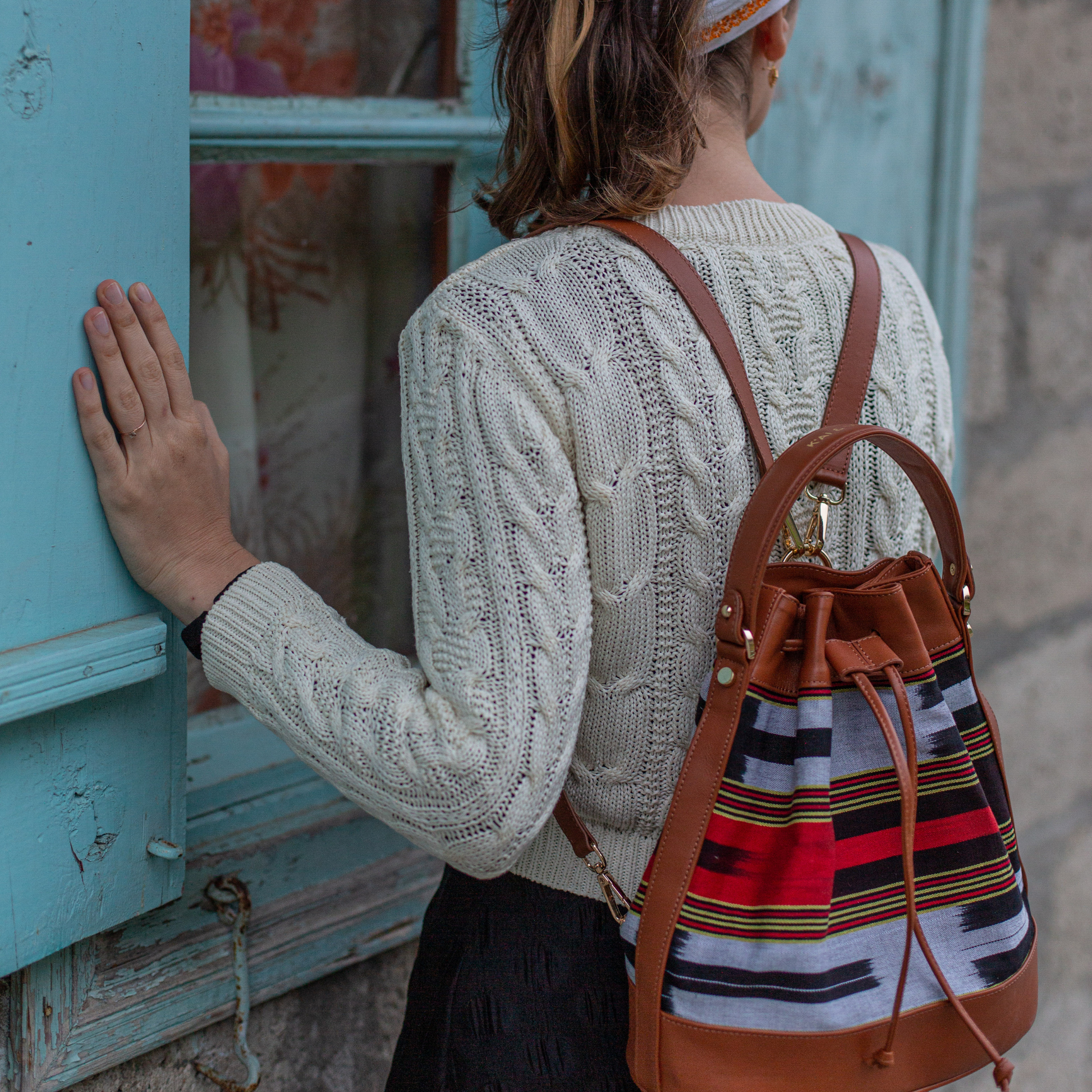 Kuz model. Handwoven fabric on the body and genuine leather detailings. Worn in three ways: hand, shoulder and backpack bag. 