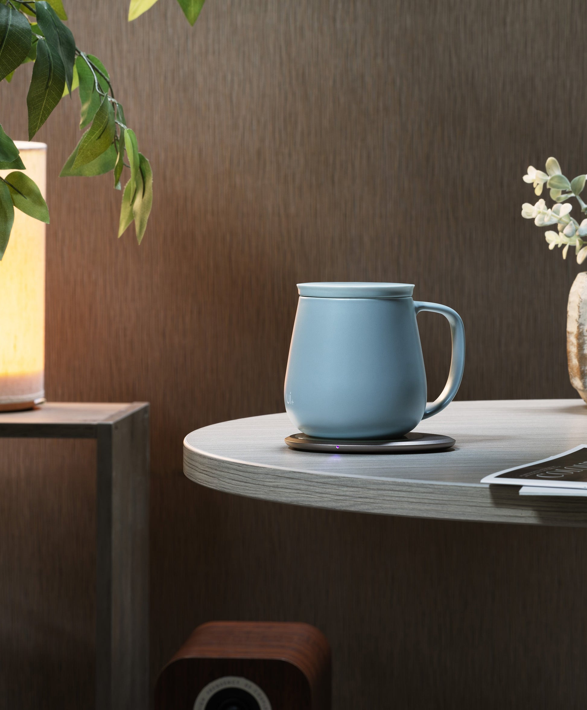 Ui+ self-heating ceramic mug set 18 fl oz / 532 mL in Moonmist Blue with lid charging on OHOM Pad 3