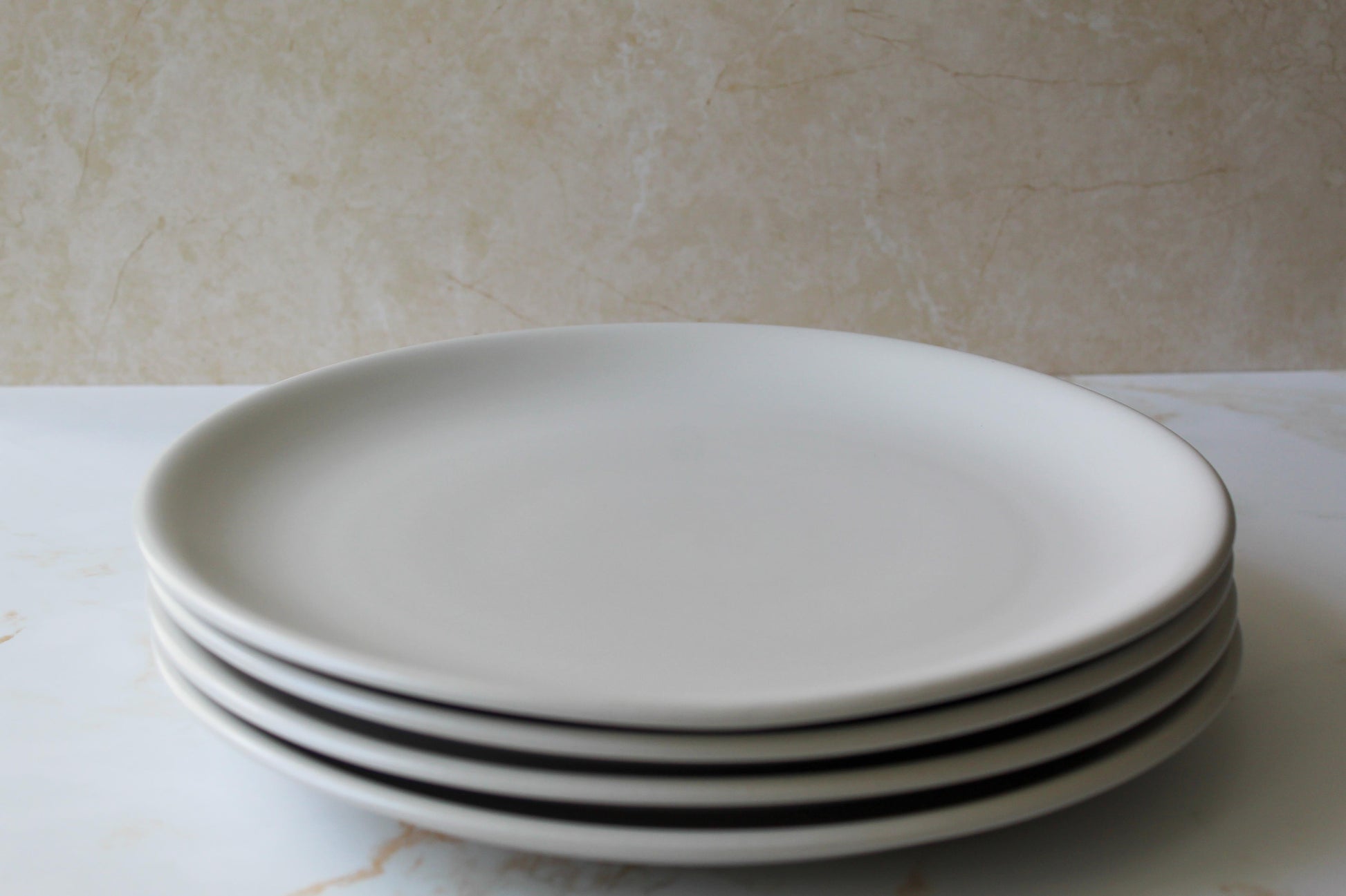 The Grande Plate is a generously sized dinner plate that accommodates hearty portions with ease! 