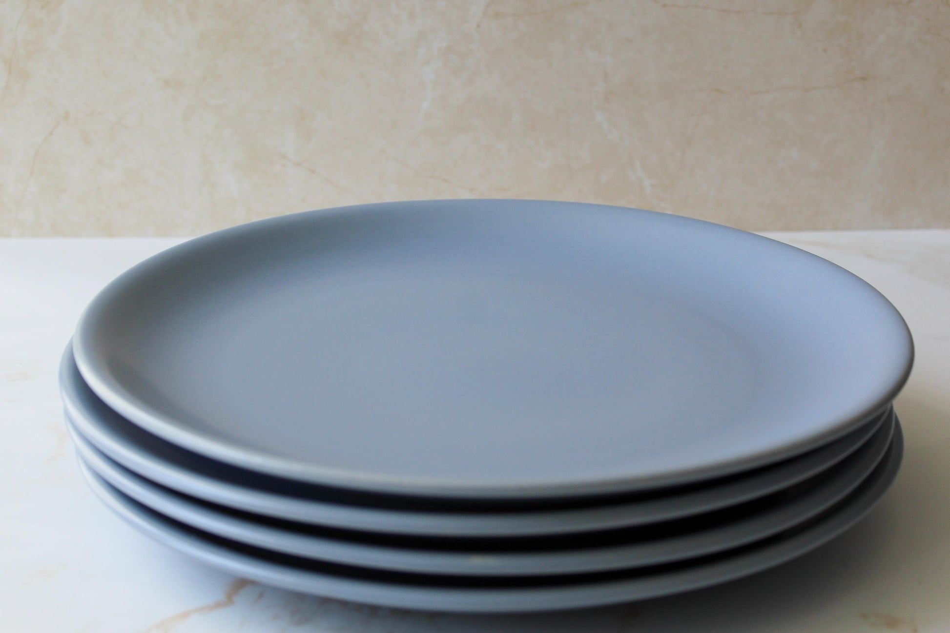 The Grande Plate is a generously sized dinner plate that accommodates hearty portions with ease! 