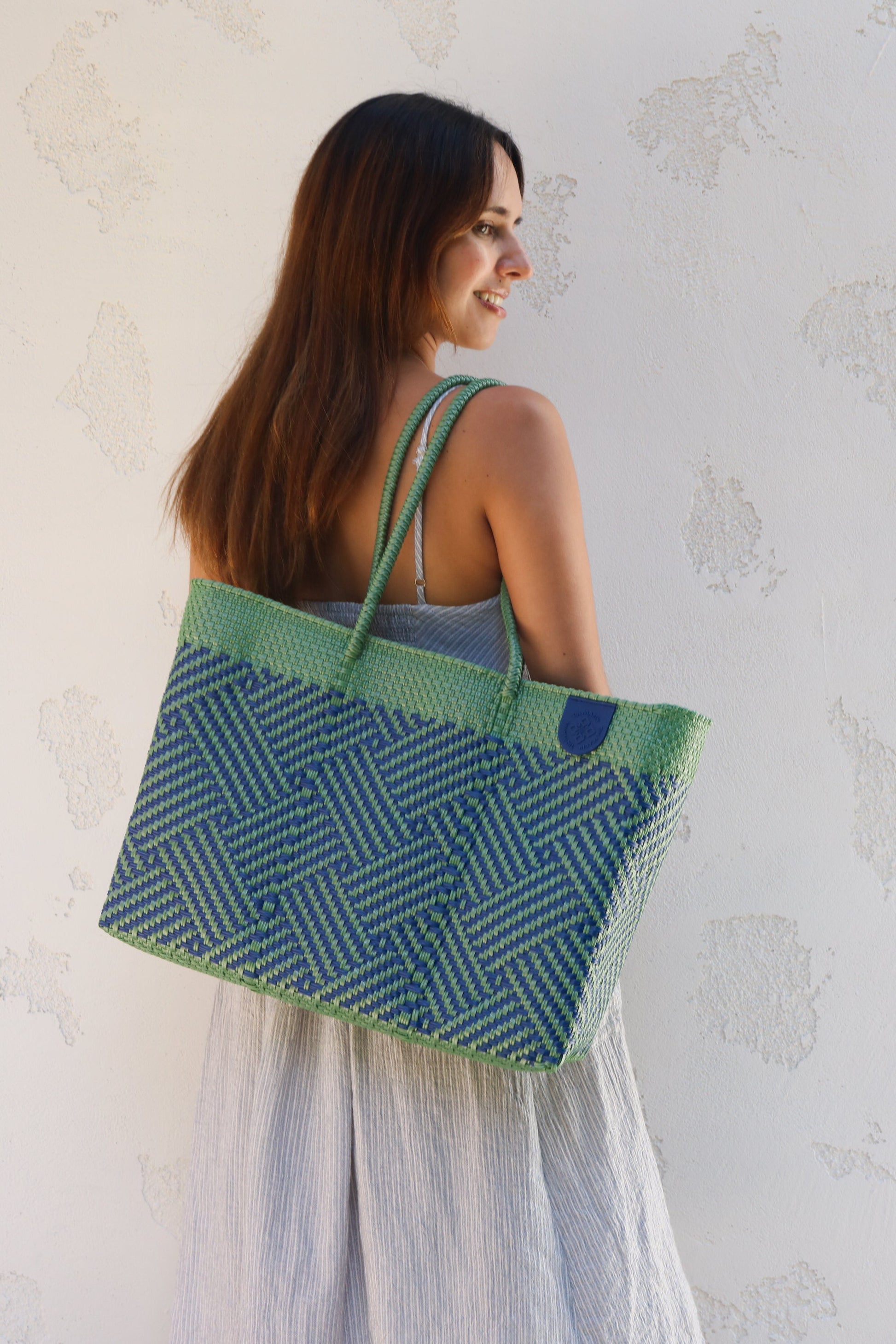 Model carrying Tin Marin Super Tote