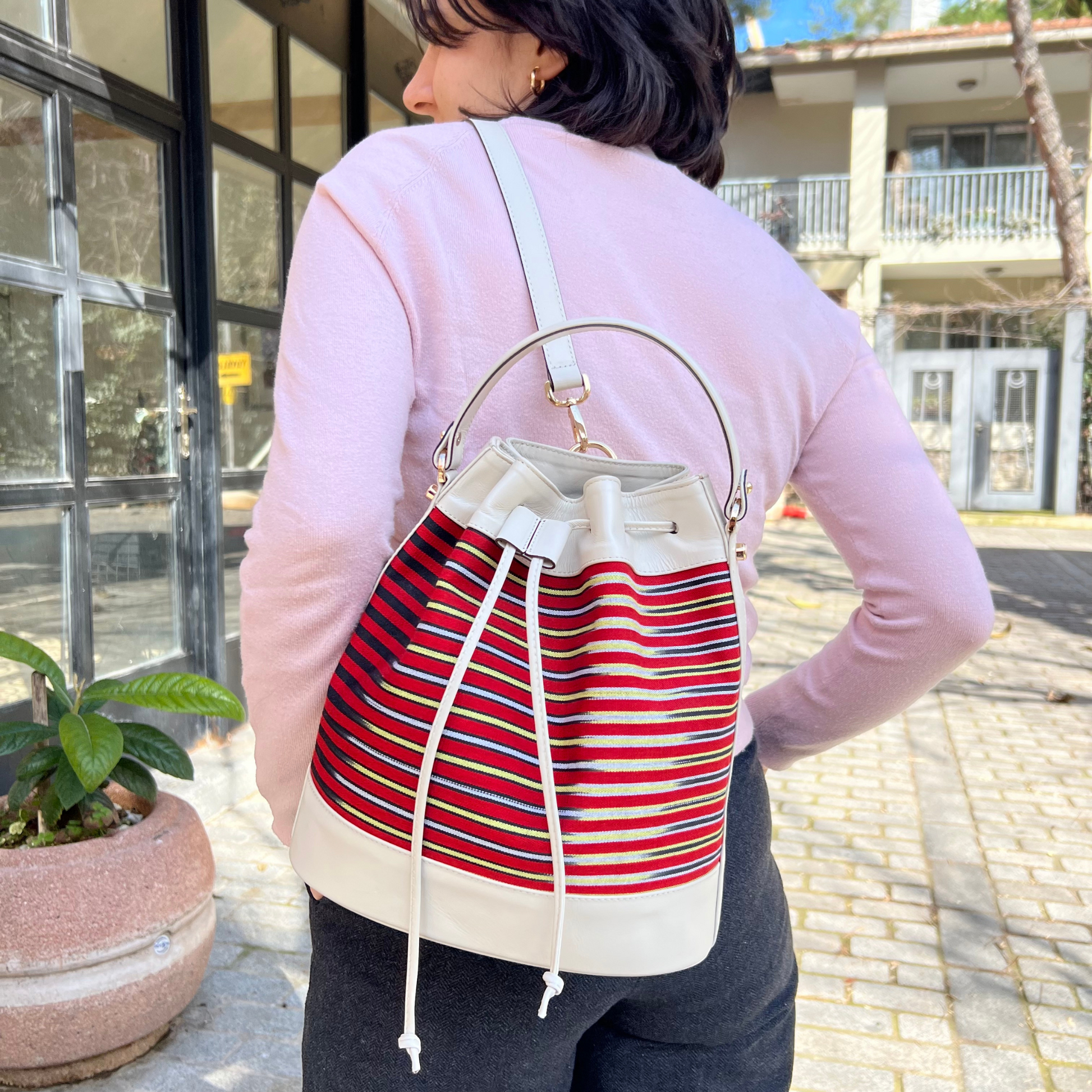 Kuz model. Handwoven fabric on the body and genuine leather detailings. Worn in three ways: hand, shoulder and backpack bag. 