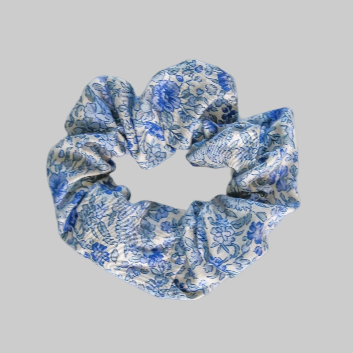 Scrunchie Blue Blossom — women's cotton hair scrunchie in blue floral print
