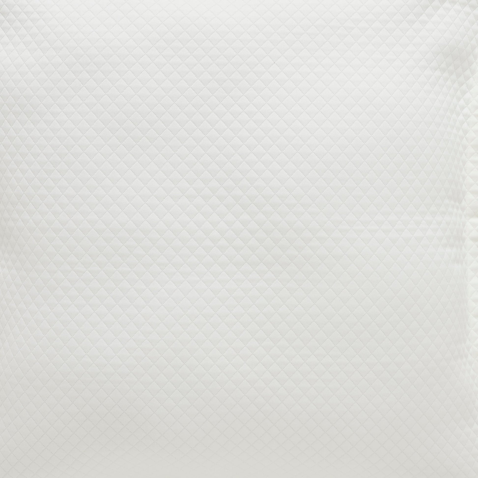 KS-189-2036_2|Timeless white coverlet featuring a classic diamond quilted pattern. Offers a sophisticated and elegant foundation for any bedroom decor.