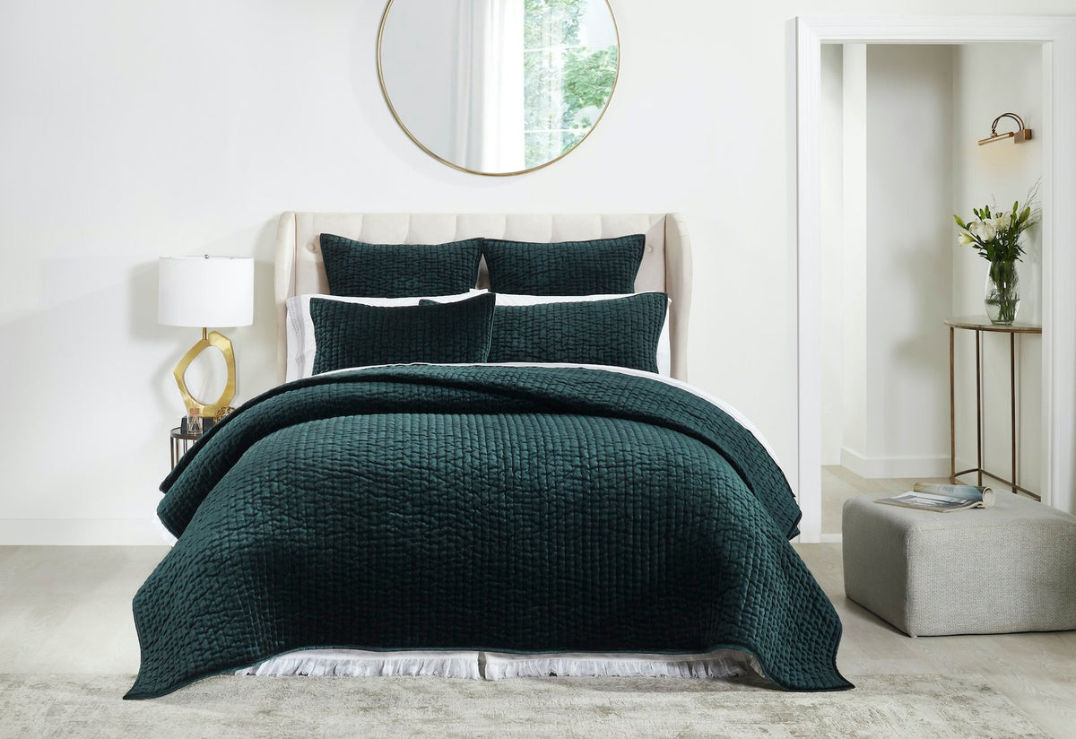 QT-363-11096_2|Rich forest green quilted bed set, featuring a cozy textured quilt, creating a serene and luxurious atmosphere in the bedroom.