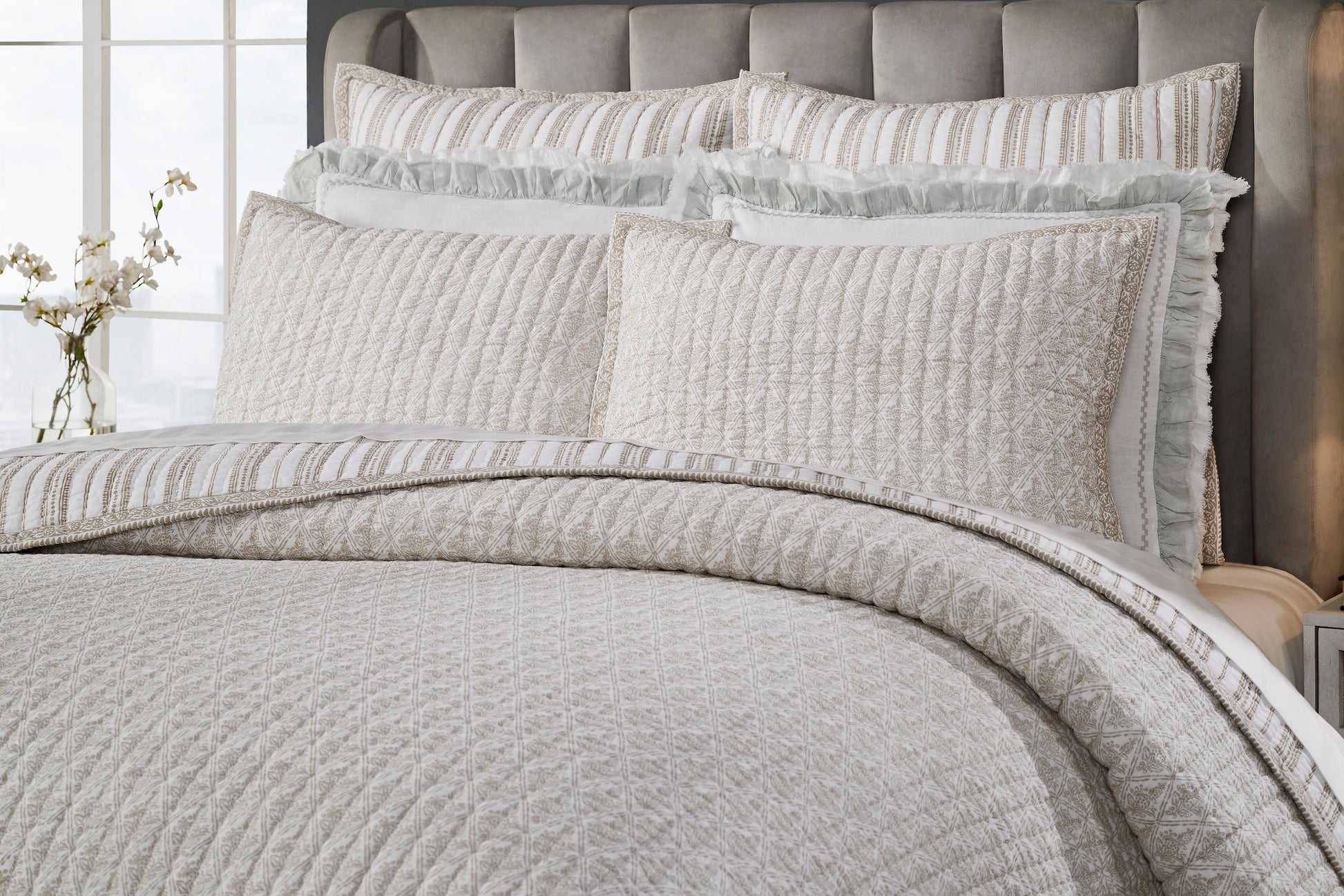 QT-348-11096_3|Elegant beige quilted bedspread with delicate diamond pattern, soft and cozy, perfect for a modern bedroom. Stylish bedding set.
