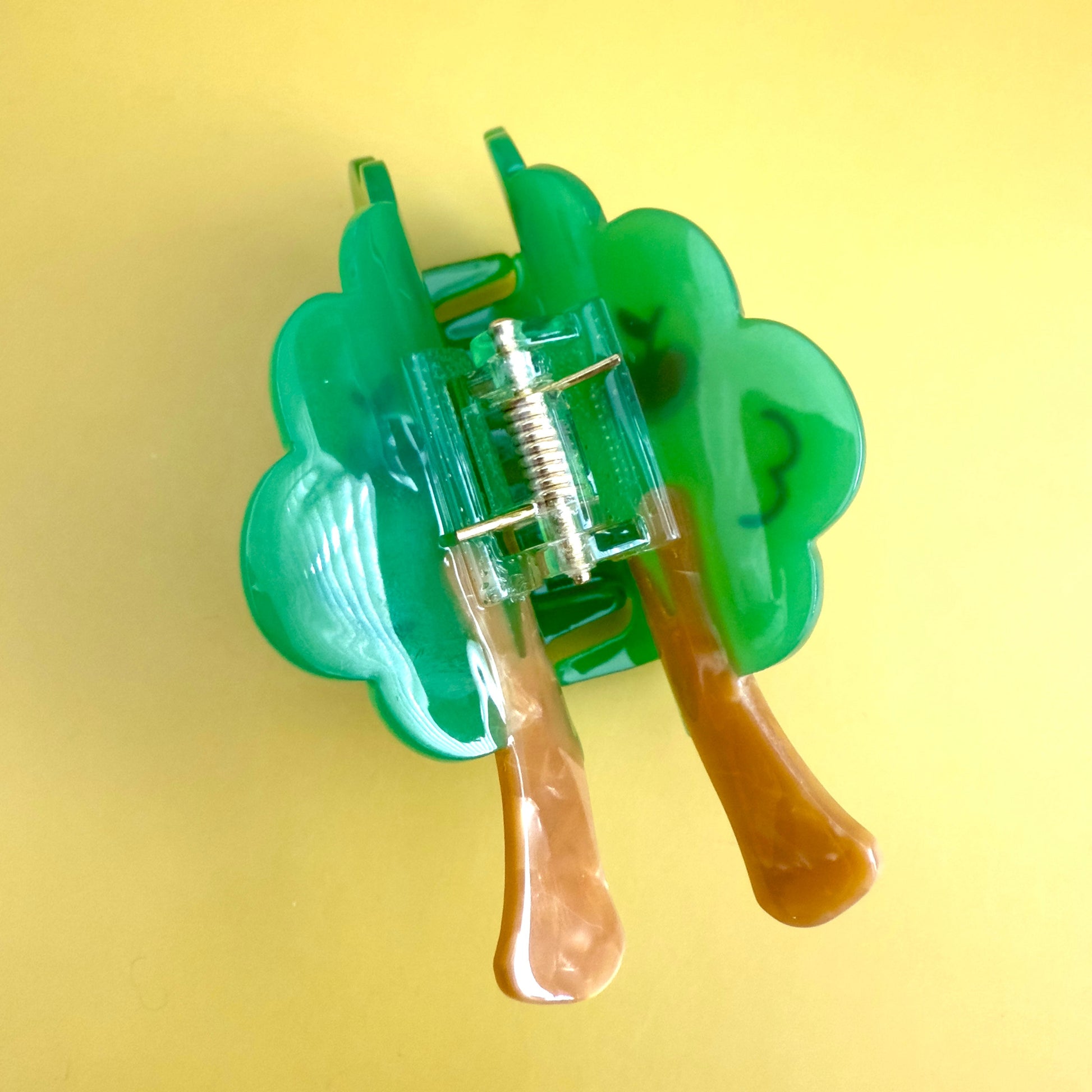 Imagine a Centinelle apple tree hair claw, its green branches reaching out like welcoming arms, adorned with blossoms in delicate shades of pink and red, filling the air with a sweet, enchanting perfume. 

As the seasons dance by, those blossoms mature into plump, ruby-red apples, glistening in the sun, a vibrant celebration of nature's bounty, ready to help you keep that hair bun in place.